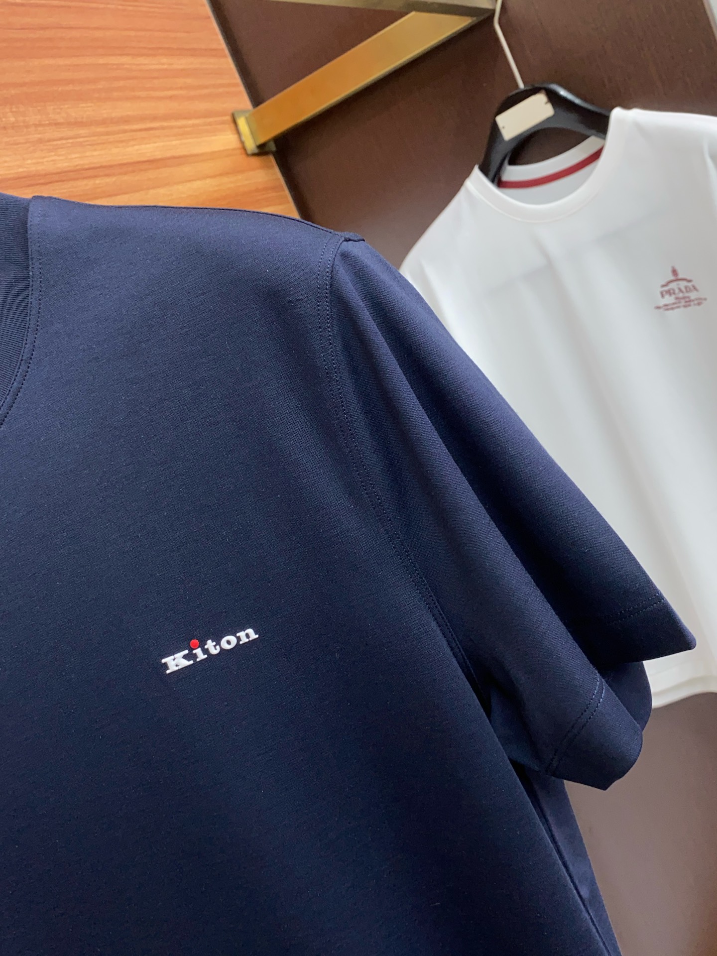  kiton 专柜官网同步发售！辅料全部原版定制出品，贸易公司真品订单。高级定制进口面料，以天然植物芘麻