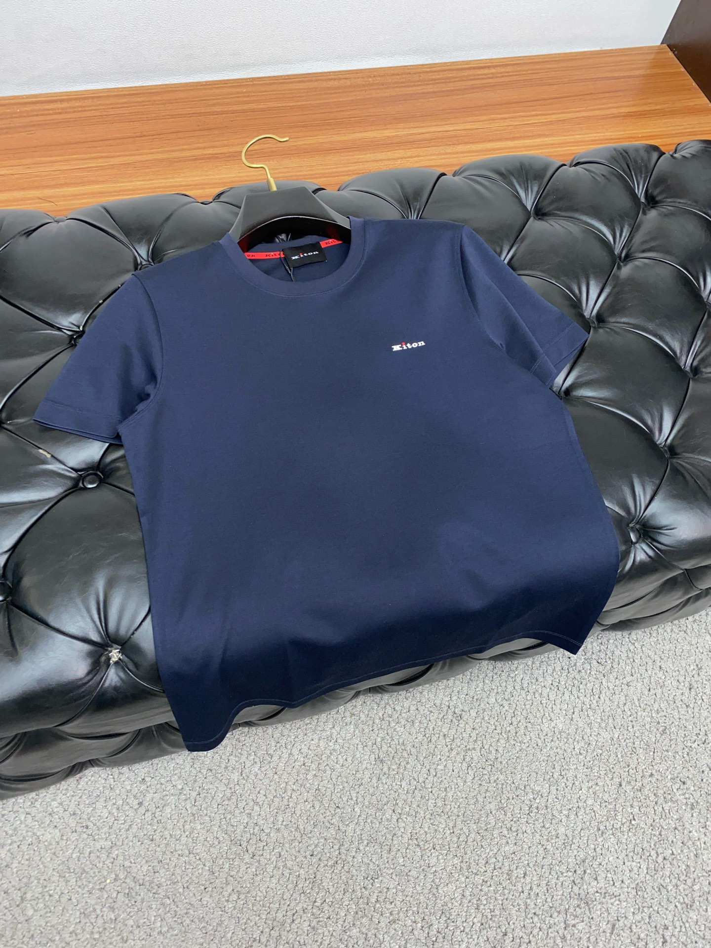  kiton 专柜官网同步发售！辅料全部原版定制出品，贸易公司真品订单。高级定制进口面料，以天然植物芘麻