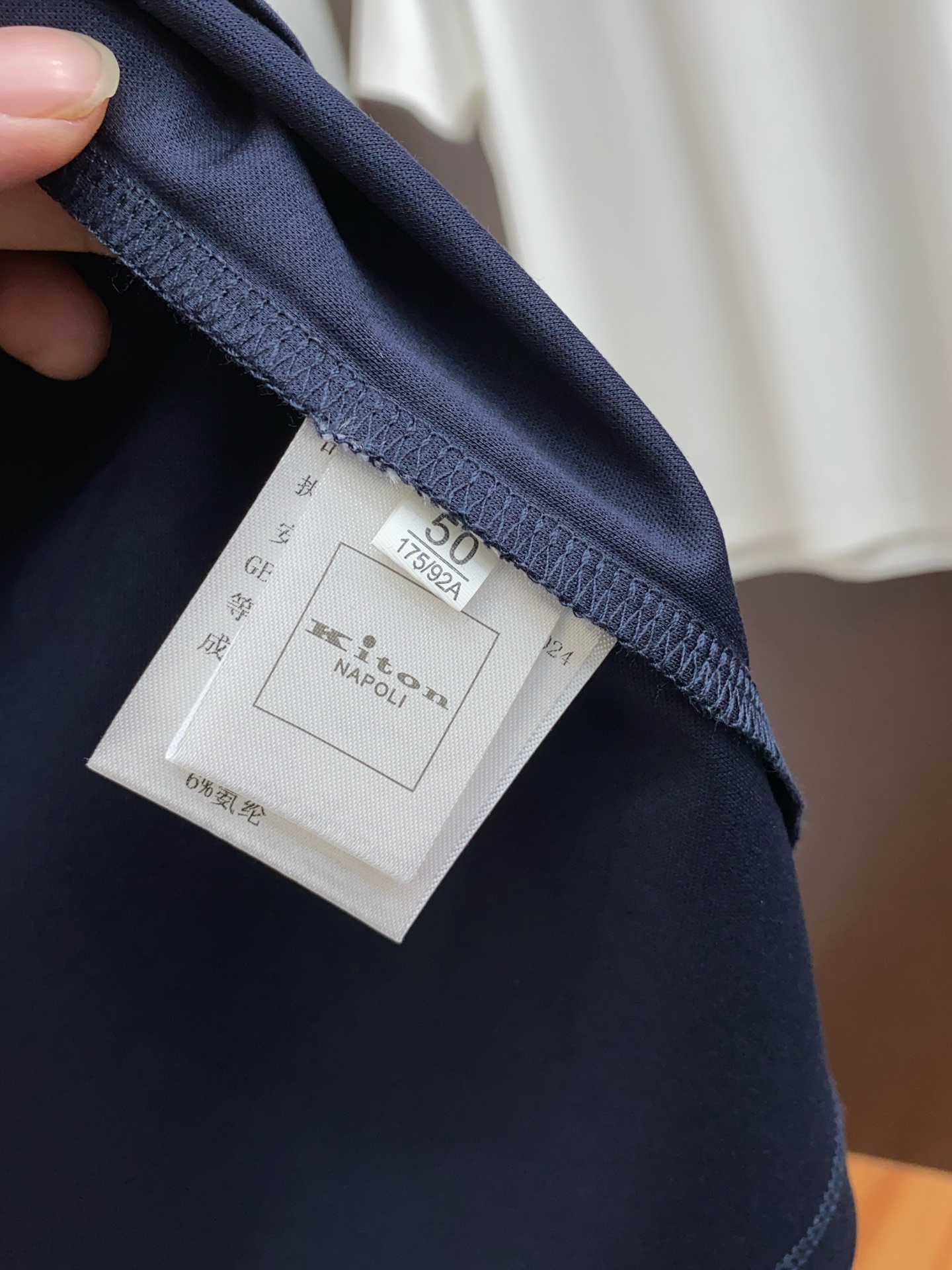  kiton 专柜官网同步发售！辅料全部原版定制出品，贸易公司真品订单。高级定制进口面料，以天然植物芘麻