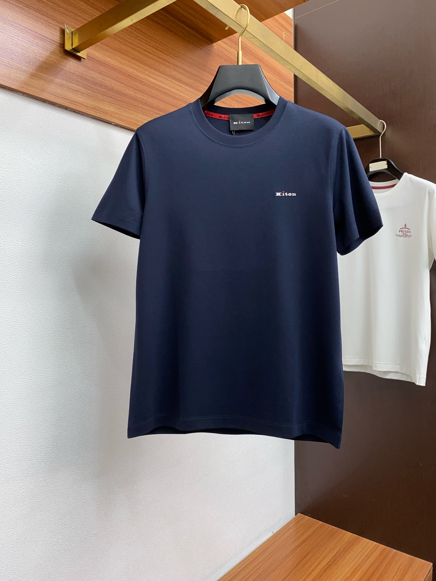  kiton 专柜官网同步发售！辅料全部原版定制出品，贸易公司真品订单。高级定制进口面料，以天然植物芘麻
