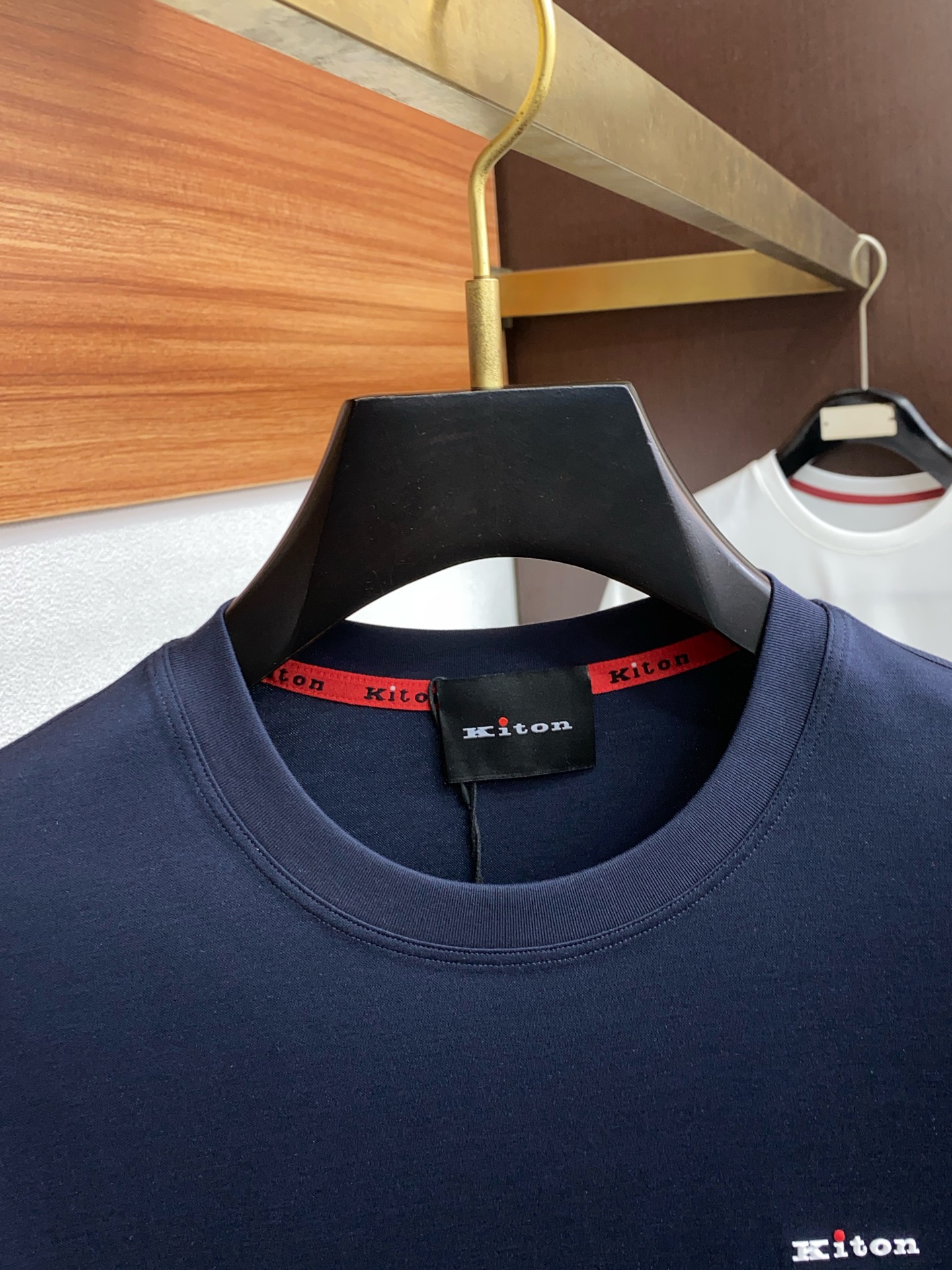  kiton 专柜官网同步发售！辅料全部原版定制出品，贸易公司真品订单。高级定制进口面料，以天然植物芘麻