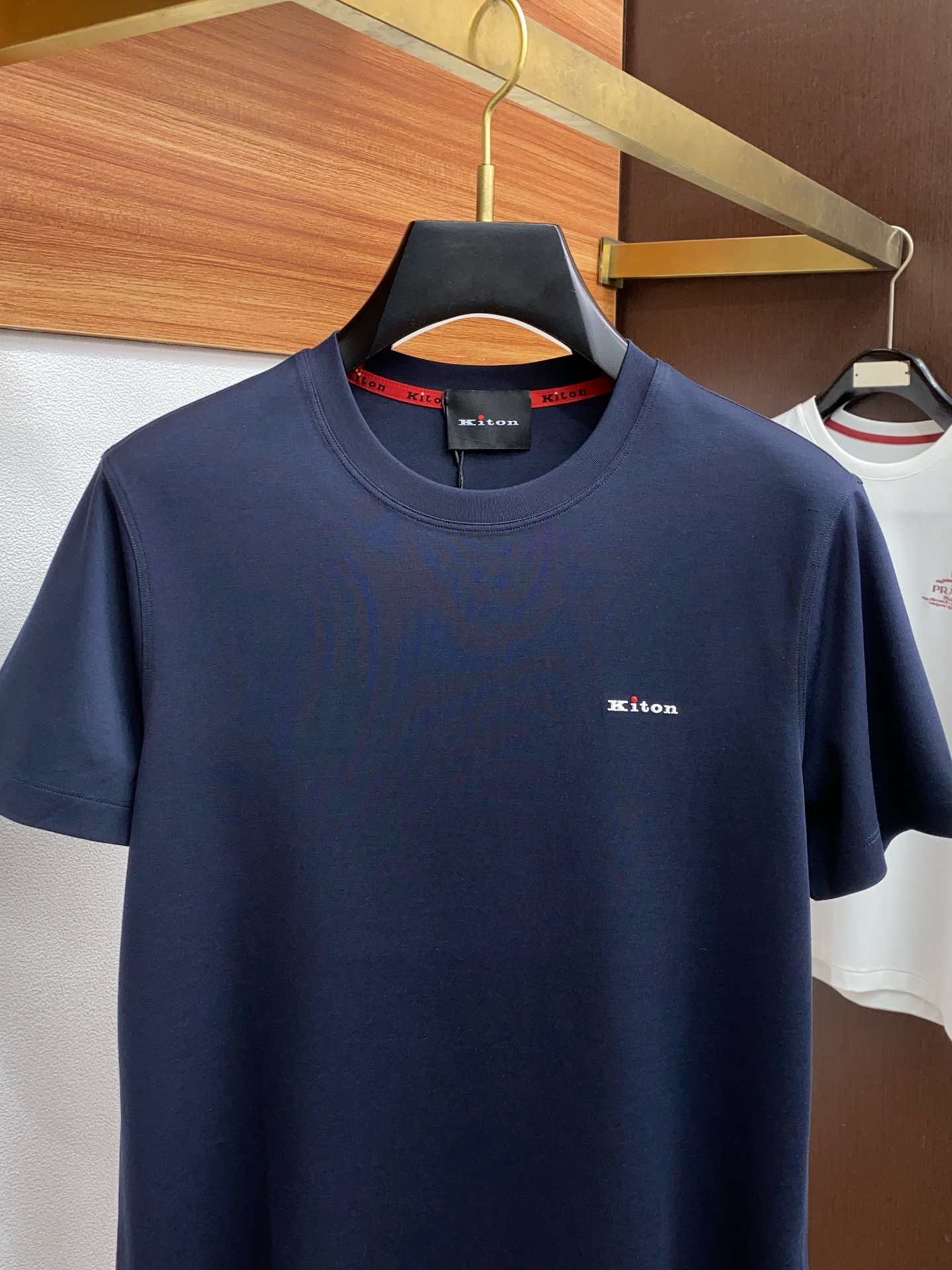  kiton 专柜官网同步发售！辅料全部原版定制出品，贸易公司真品订单。高级定制进口面料，以天然植物芘麻