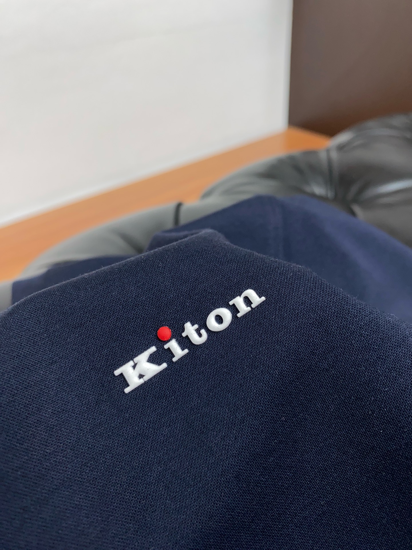  kiton 专柜官网同步发售！辅料全部原版定制出品，贸易公司真品订单。高级定制进口面料，以天然植物芘麻