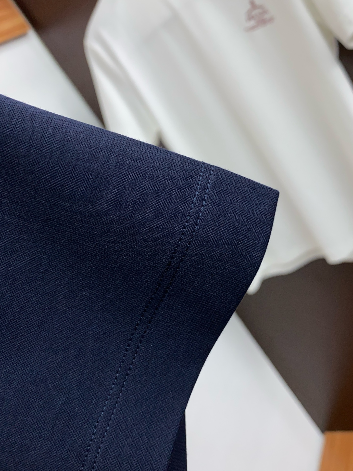  kiton 专柜官网同步发售！辅料全部原版定制出品，贸易公司真品订单。高级定制进口面料，以天然植物芘麻