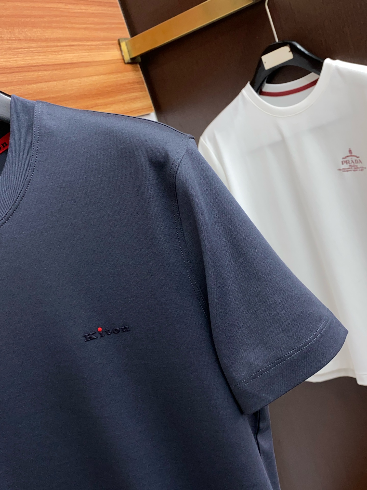  kiton 专柜官网同步发售！辅料全部原版定制出品，贸易公司真品订单。高级定制进口面料，以天然植物芘麻