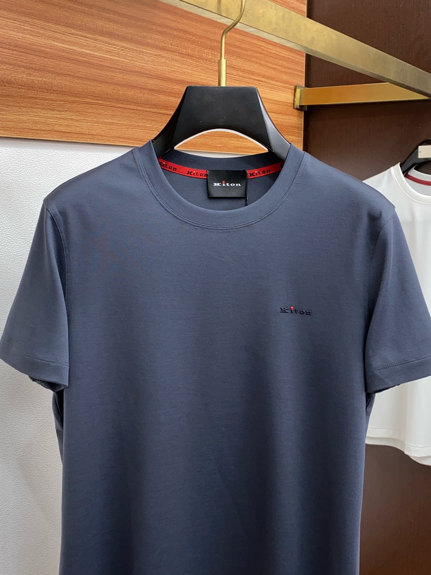  kiton 专柜官网同步发售！辅料全部原版定制出品，贸易公司真品订单。高级定制进口面料，以天然植物芘麻