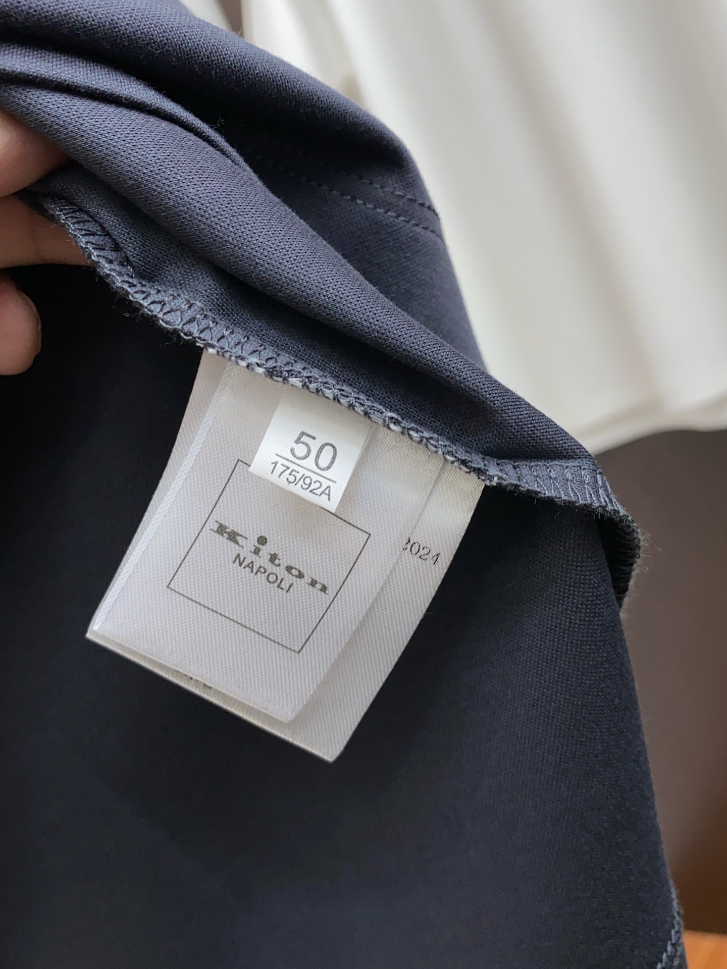  kiton 专柜官网同步发售！辅料全部原版定制出品，贸易公司真品订单。高级定制进口面料，以天然植物芘麻