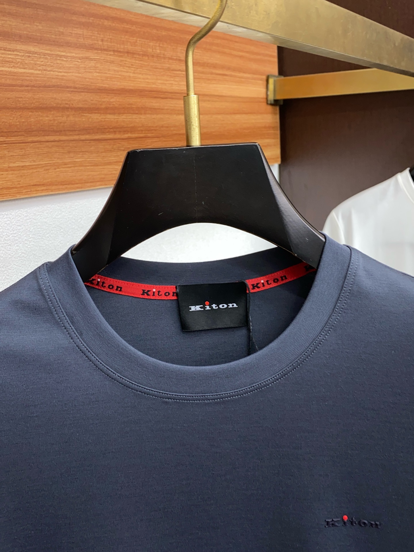  kiton 专柜官网同步发售！辅料全部原版定制出品，贸易公司真品订单。高级定制进口面料，以天然植物芘麻
