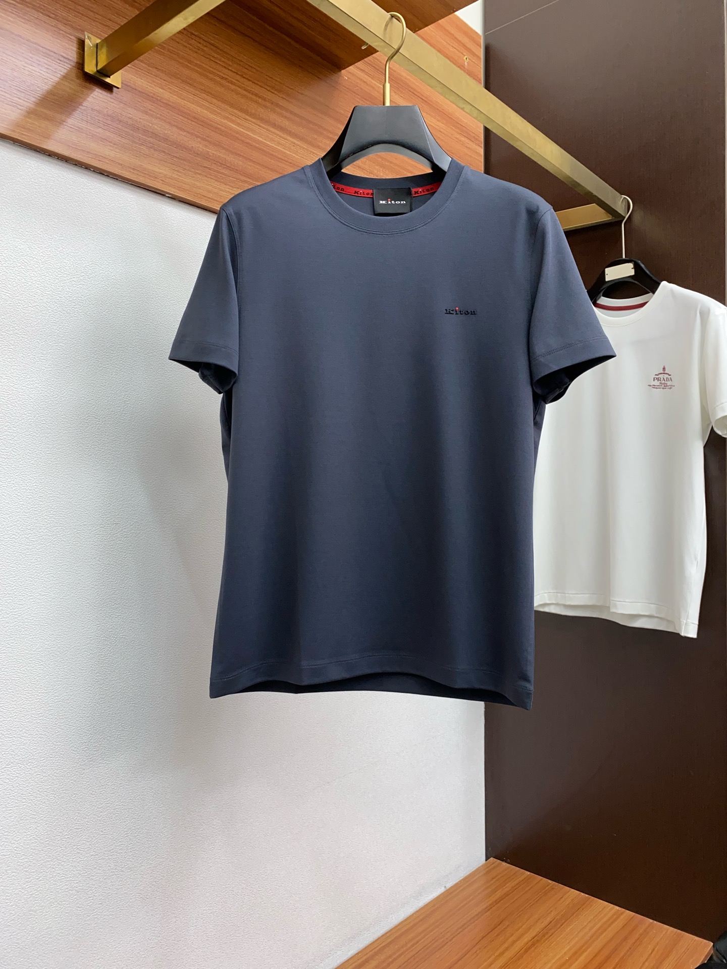  kiton 专柜官网同步发售！辅料全部原版定制出品，贸易公司真品订单。高级定制进口面料，以天然植物芘麻