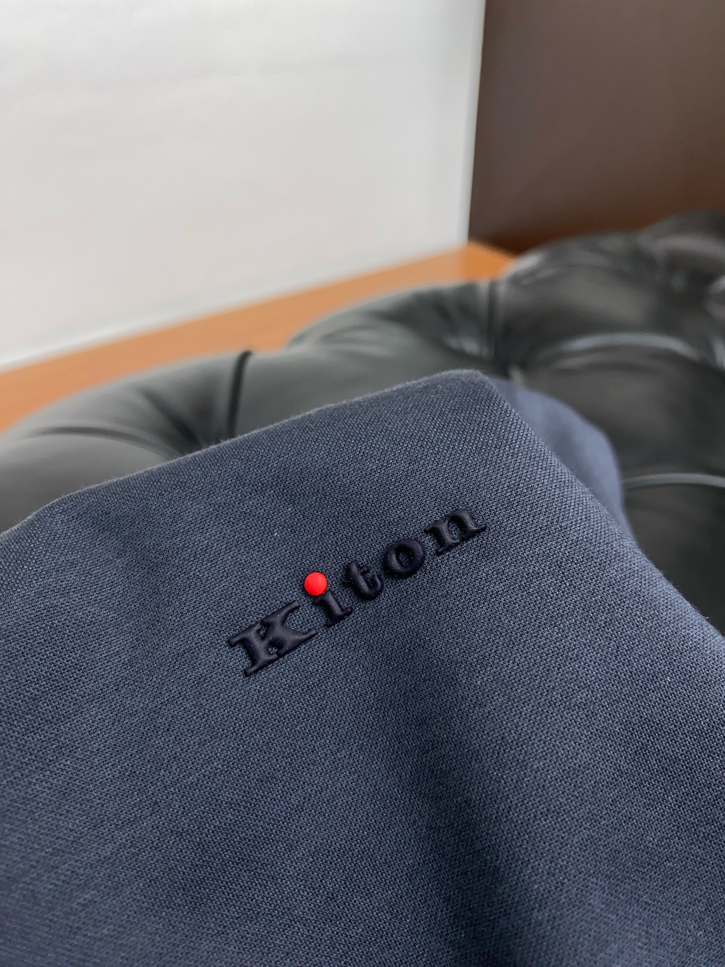  kiton 专柜官网同步发售！辅料全部原版定制出品，贸易公司真品订单。高级定制进口面料，以天然植物芘麻