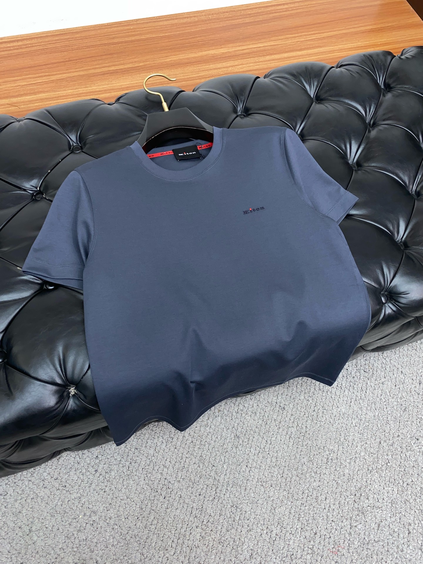  kiton 专柜官网同步发售！辅料全部原版定制出品，贸易公司真品订单。高级定制进口面料，以天然植物芘麻