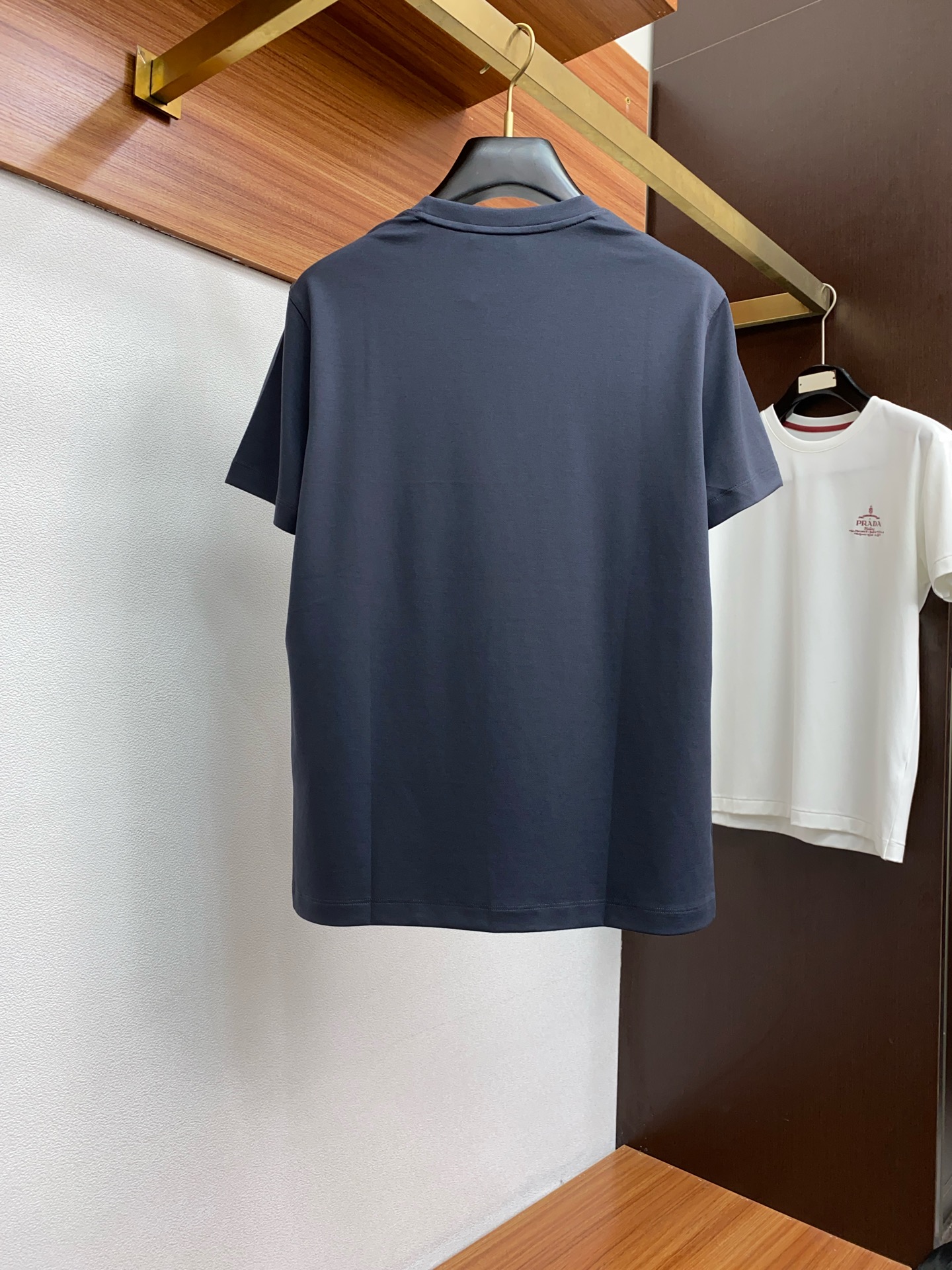  kiton 专柜官网同步发售！辅料全部原版定制出品，贸易公司真品订单。高级定制进口面料，以天然植物芘麻