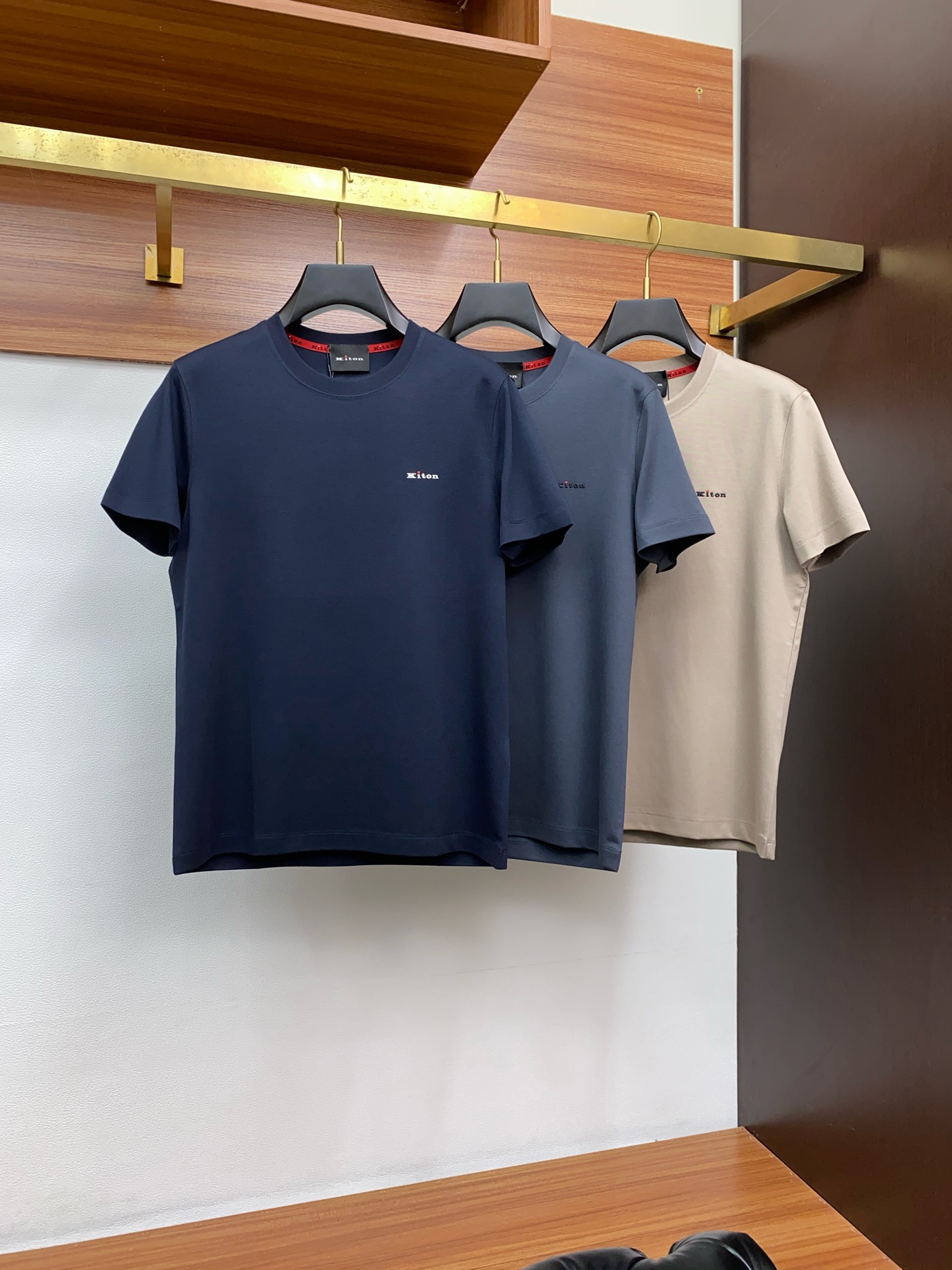  kiton 专柜官网同步发售！辅料全部原版定制出品，贸易公司真品订单。高级定制进口面料，以天然植物芘麻