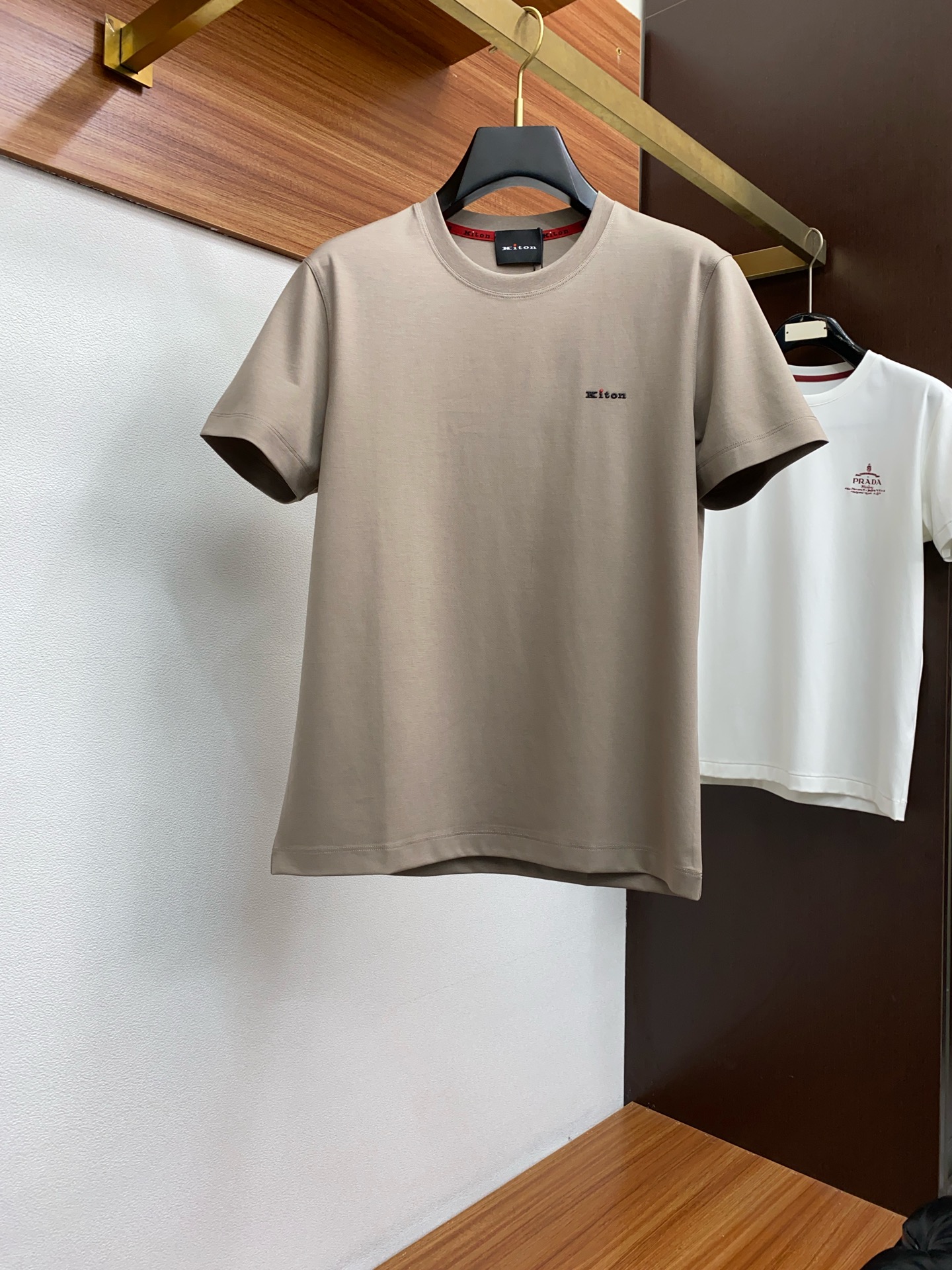  kiton 专柜官网同步发售！辅料全部原版定制出品，贸易公司真品订单。高级定制进口面料，以天然植物芘麻