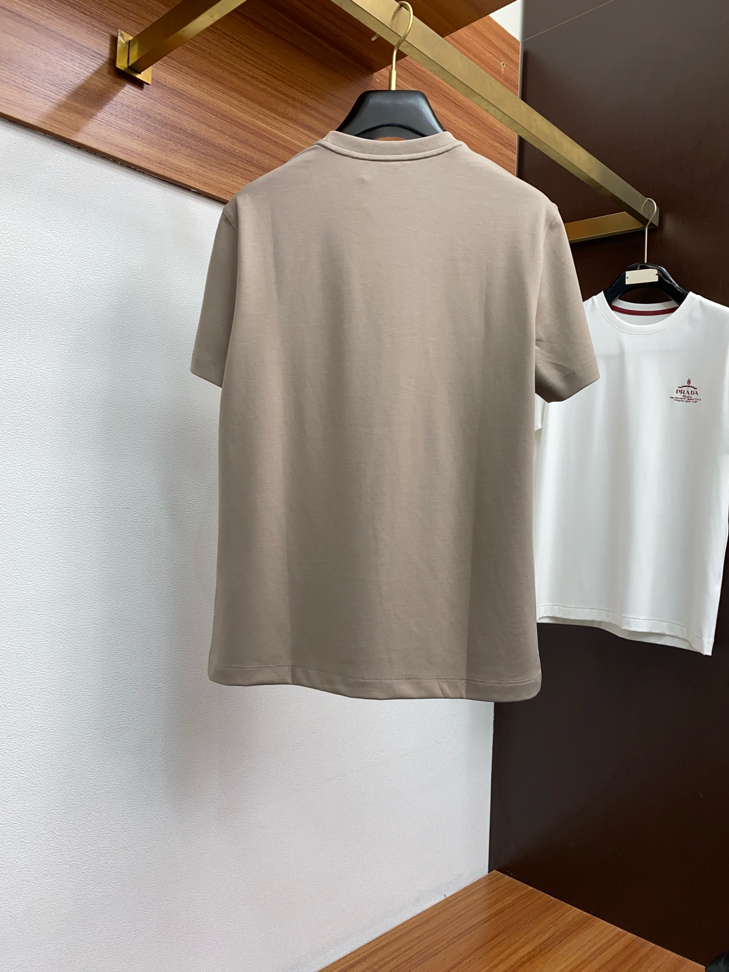  kiton 专柜官网同步发售！辅料全部原版定制出品，贸易公司真品订单。高级定制进口面料，以天然植物芘麻