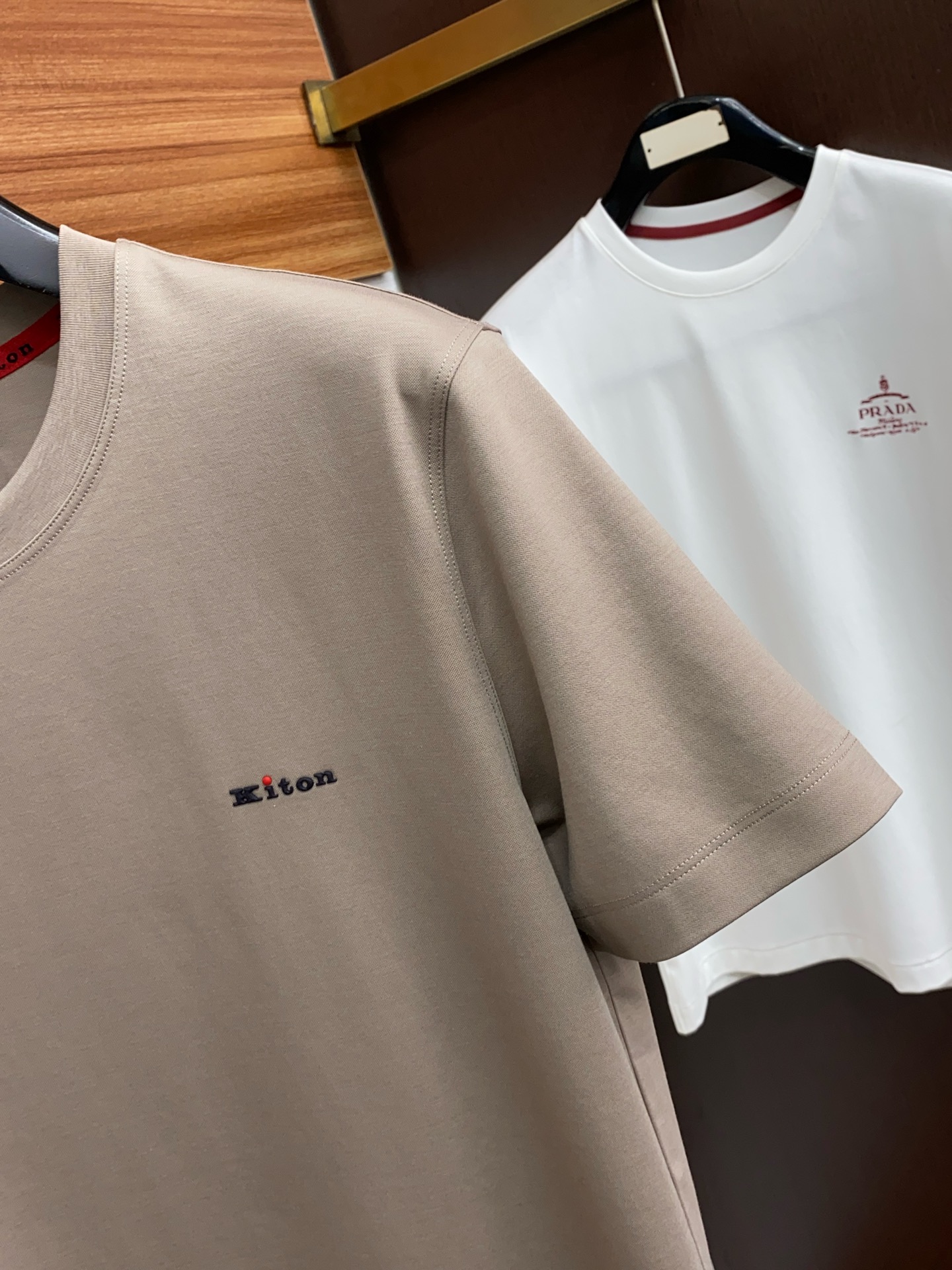  kiton 专柜官网同步发售！辅料全部原版定制出品，贸易公司真品订单。高级定制进口面料，以天然植物芘麻