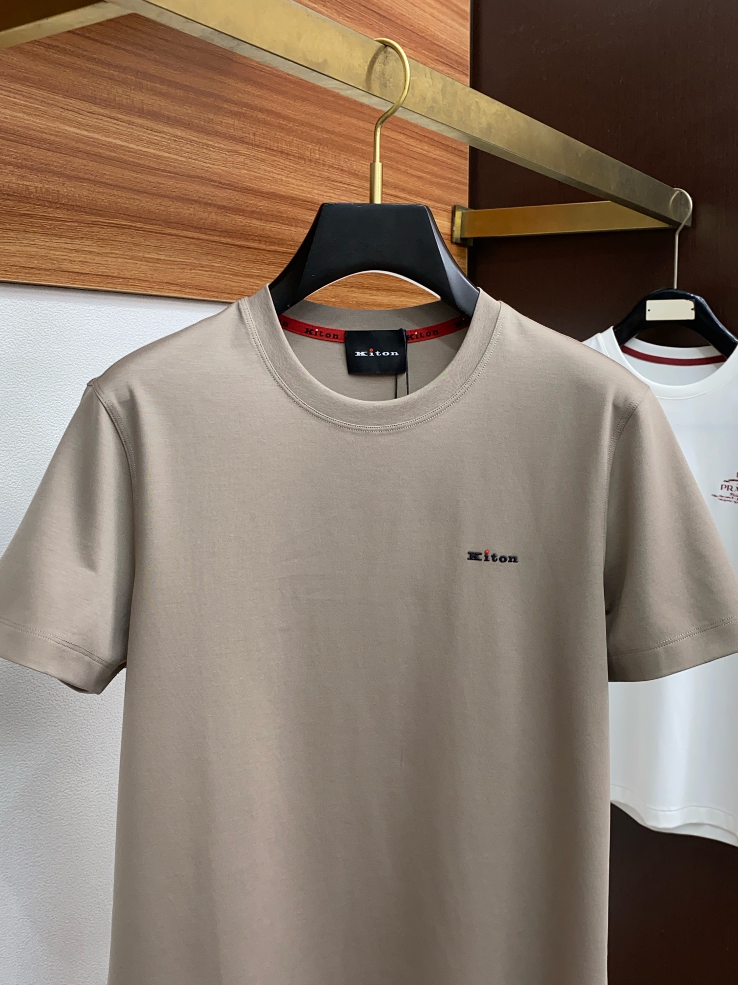  kiton 专柜官网同步发售！辅料全部原版定制出品，贸易公司真品订单。高级定制进口面料，以天然植物芘麻