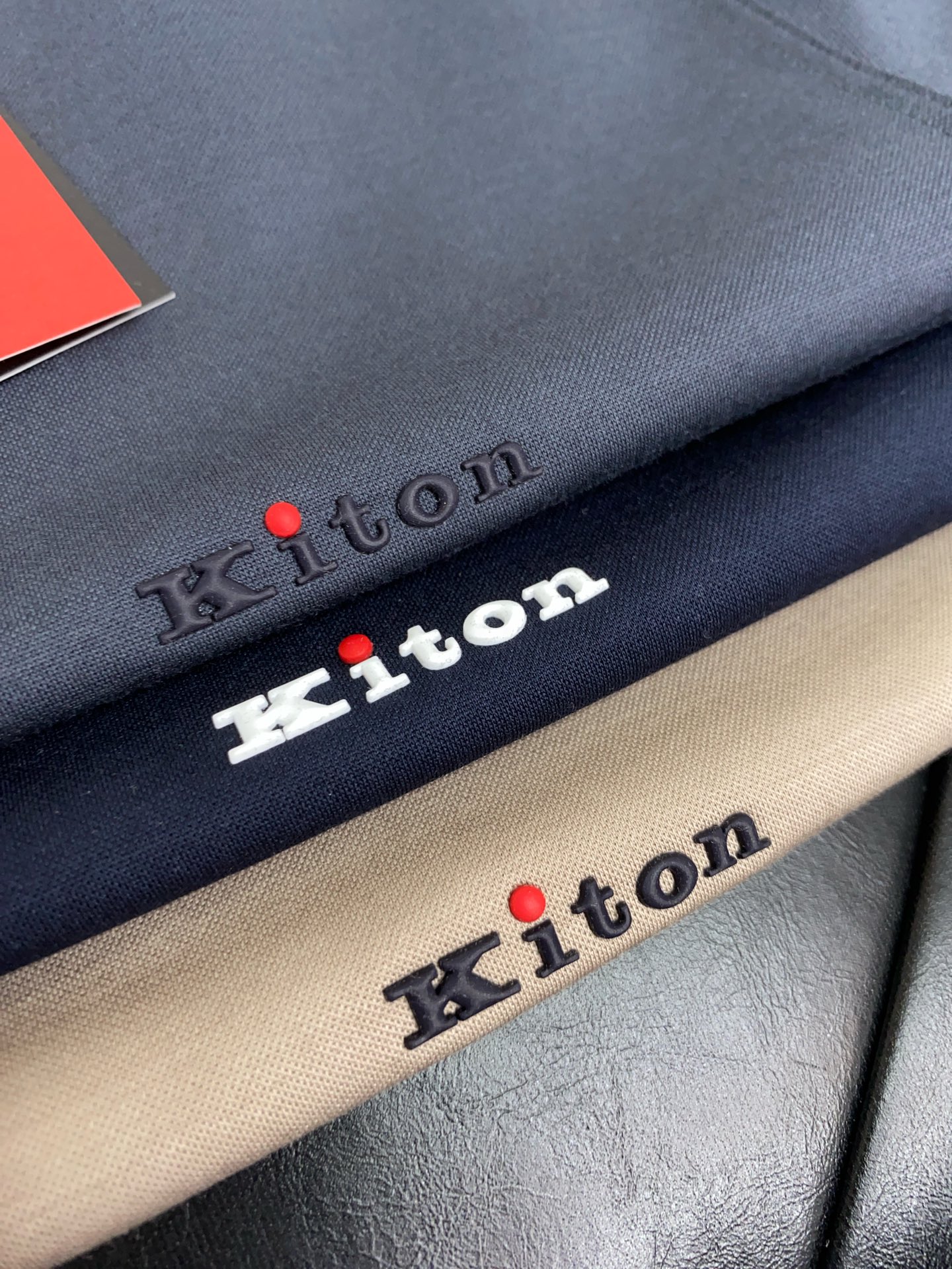  kiton 专柜官网同步发售！辅料全部原版定制出品，贸易公司真品订单。高级定制进口面料，以天然植物芘麻