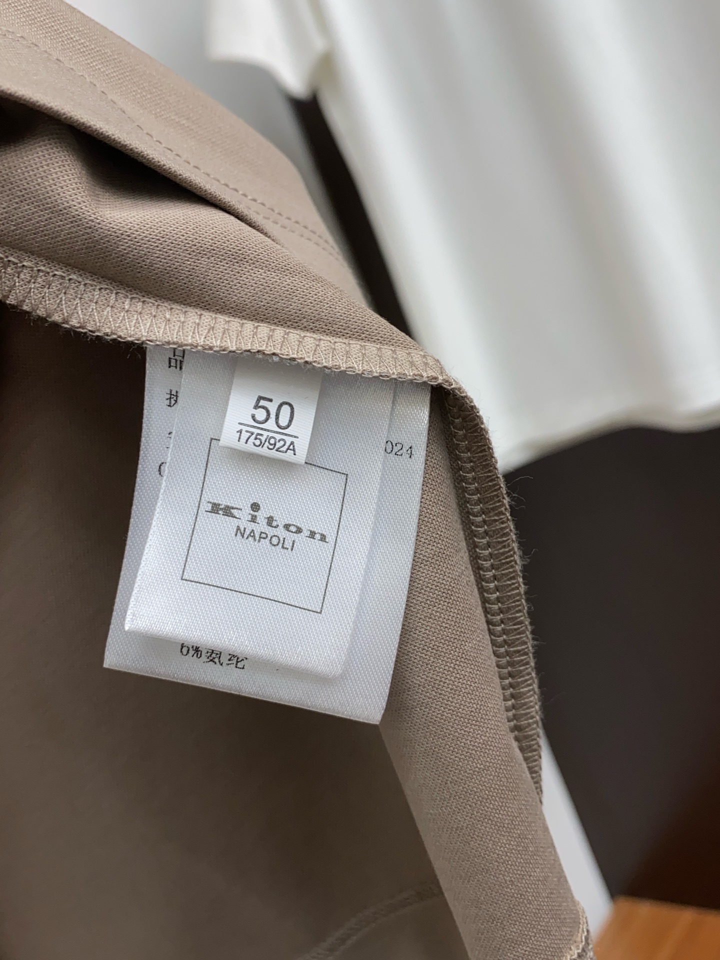  kiton 专柜官网同步发售！辅料全部原版定制出品，贸易公司真品订单。高级定制进口面料，以天然植物芘麻