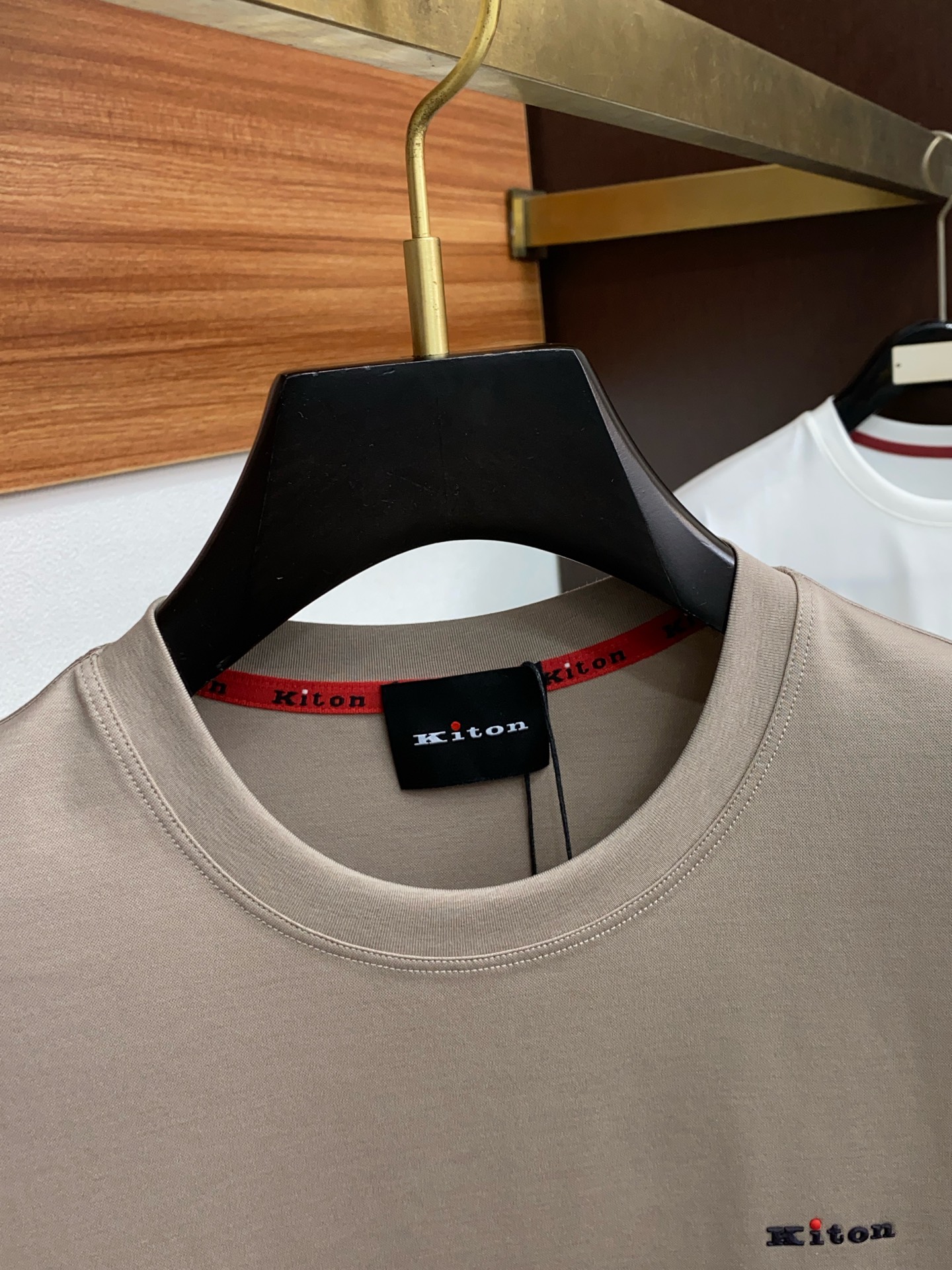  kiton 专柜官网同步发售！辅料全部原版定制出品，贸易公司真品订单。高级定制进口面料，以天然植物芘麻