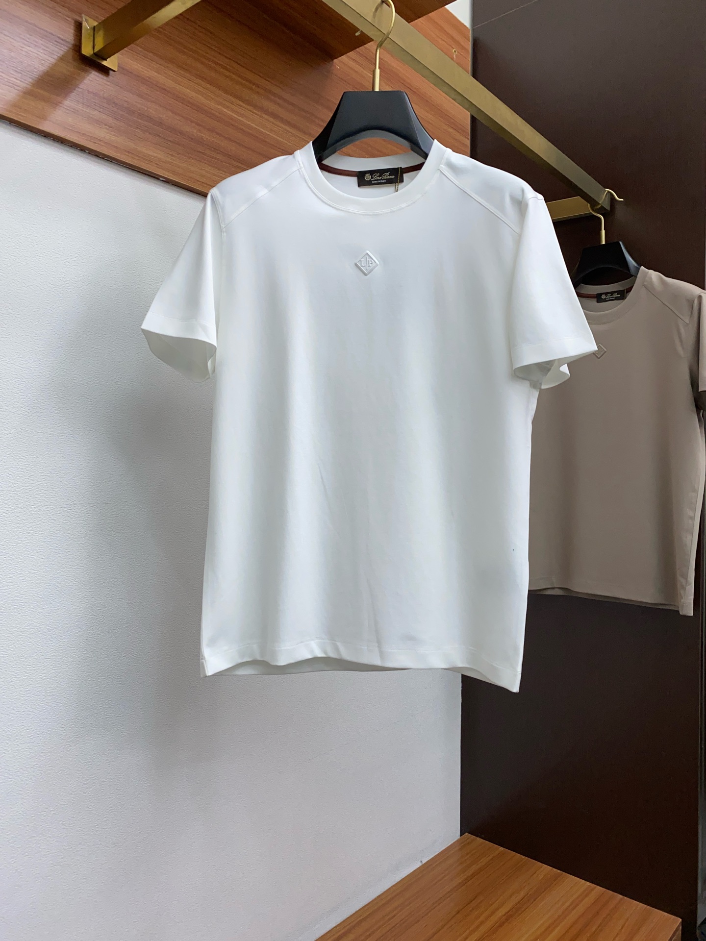 NO:122265,The new short-sleeved LP counter is available simultaneously on the official website of the spring and summer!  All accessories are customized for original products, and the trading company's genuine product orders. High-end custom imported fabrics, made of natural plant pyrene hemp fabrics, which are thinner than ordinary cotton fabrics, softer in feel, comfortable to wear, and are completely not easy to irritate the skin. The fabric absorbs moisture and breathable. Size: 48-56,,loro piana,T-shirt,alexander wang19860909春夏新款短袖 LP 专柜官网同步发售！辅料全部原版定制出品,贸易公司真品订单.高级定制进口面料,以天然植物芘麻面料 比一般棉织物轻薄 手感柔软,穿着舒适 完全不易有刺激皮肤 面料吸湿性、透气性良好 尺码: 48-56,,loro piana,T-shirt,alexander wang,Men's clothing