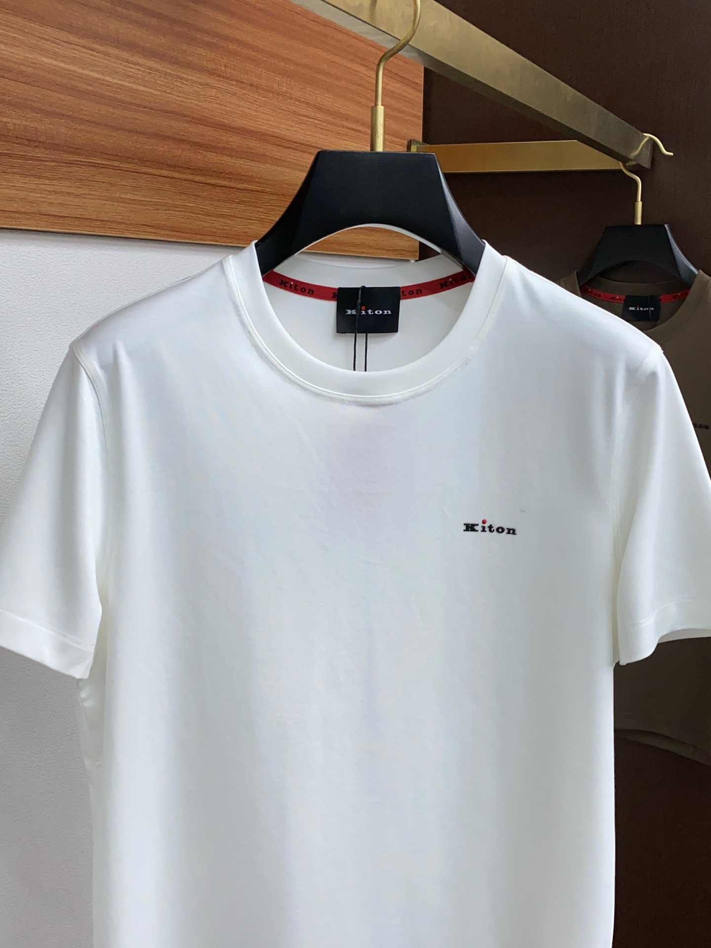  kiton 专柜官网同步发售！辅料全部原版定制出品，贸易公司真品订单。高级定制进口面料，以天然植物芘麻