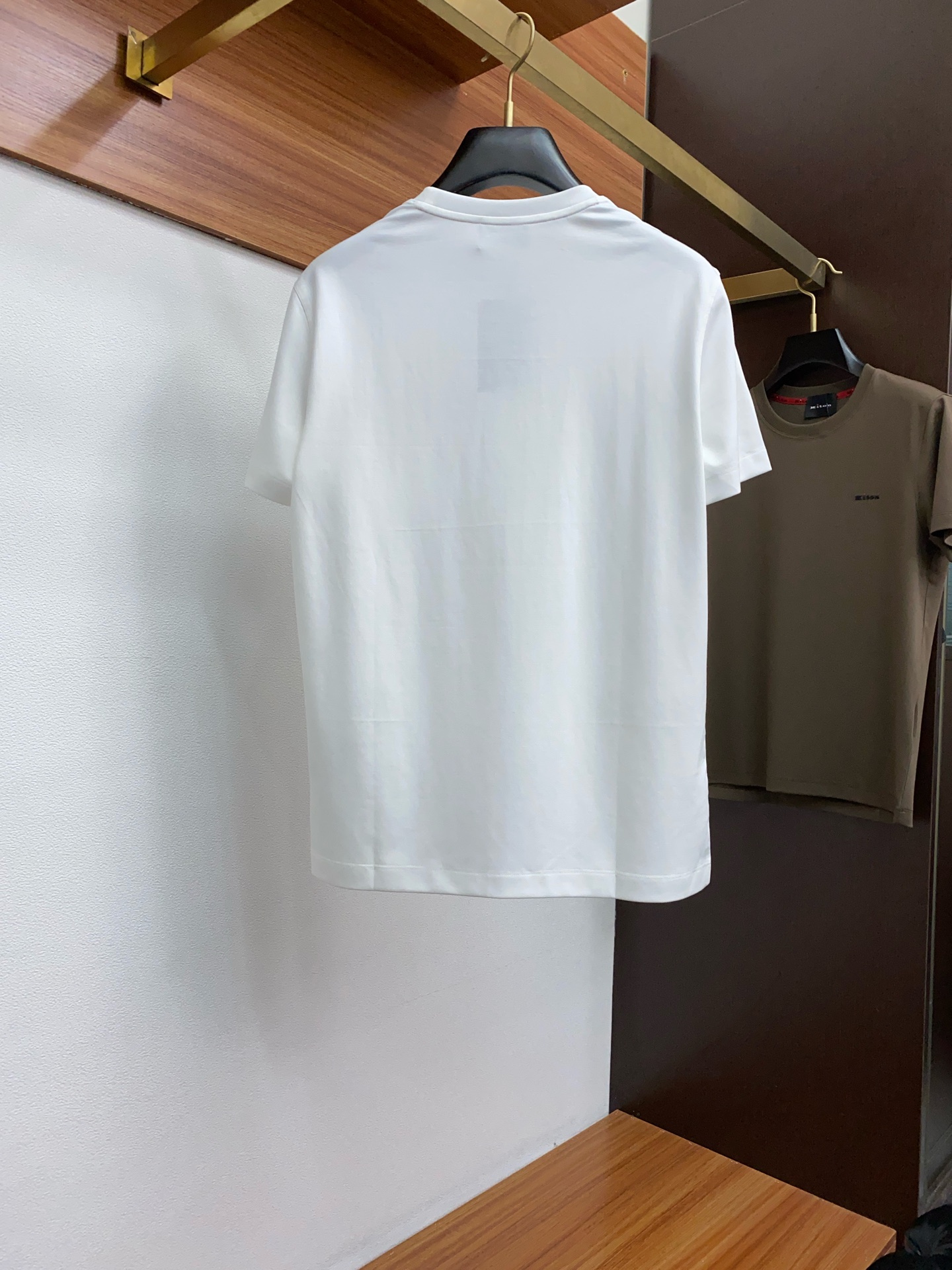  kiton 专柜官网同步发售！辅料全部原版定制出品，贸易公司真品订单。高级定制进口面料，以天然植物芘麻