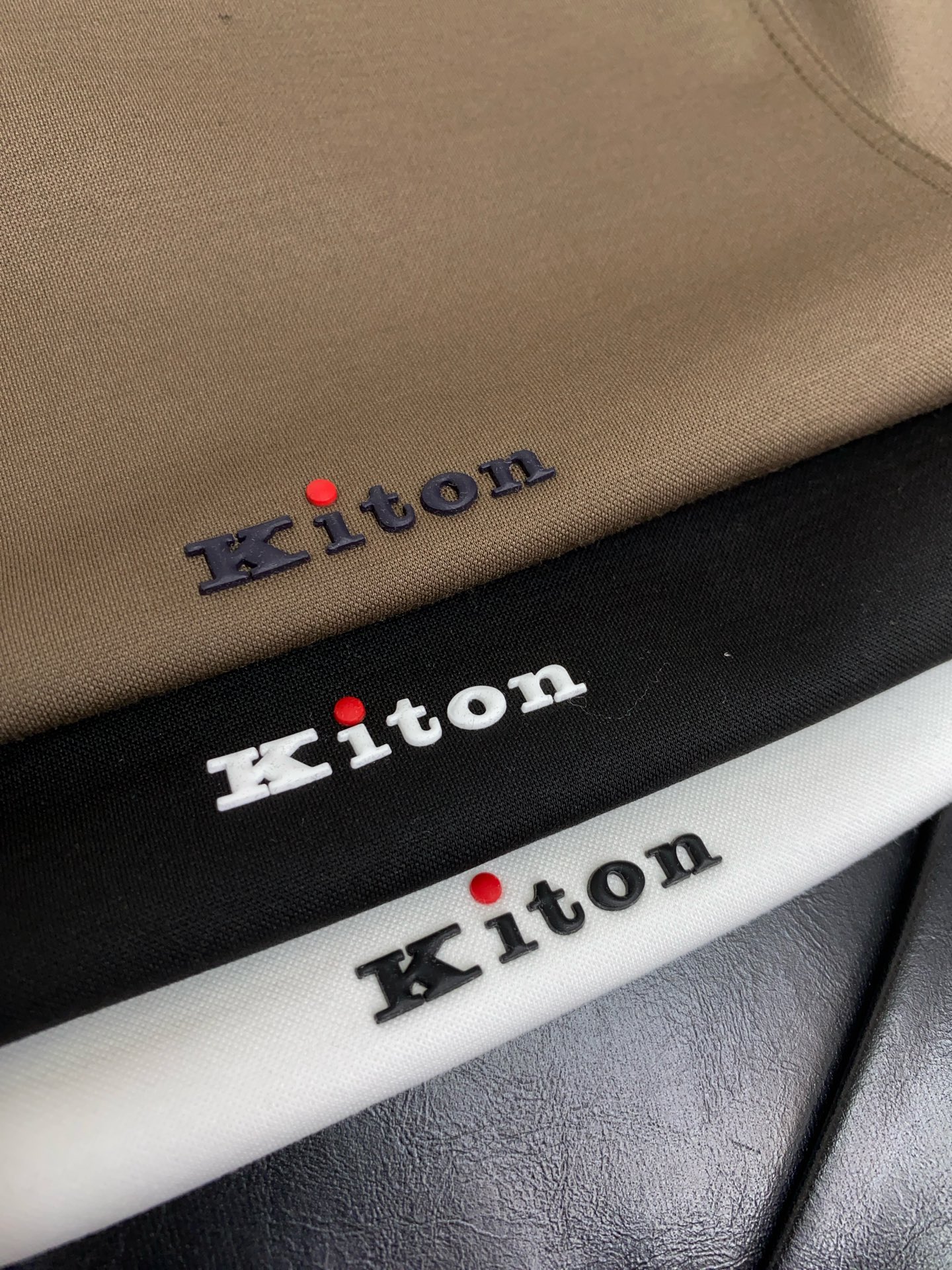  kiton 专柜官网同步发售！辅料全部原版定制出品，贸易公司真品订单。高级定制进口面料，以天然植物芘麻