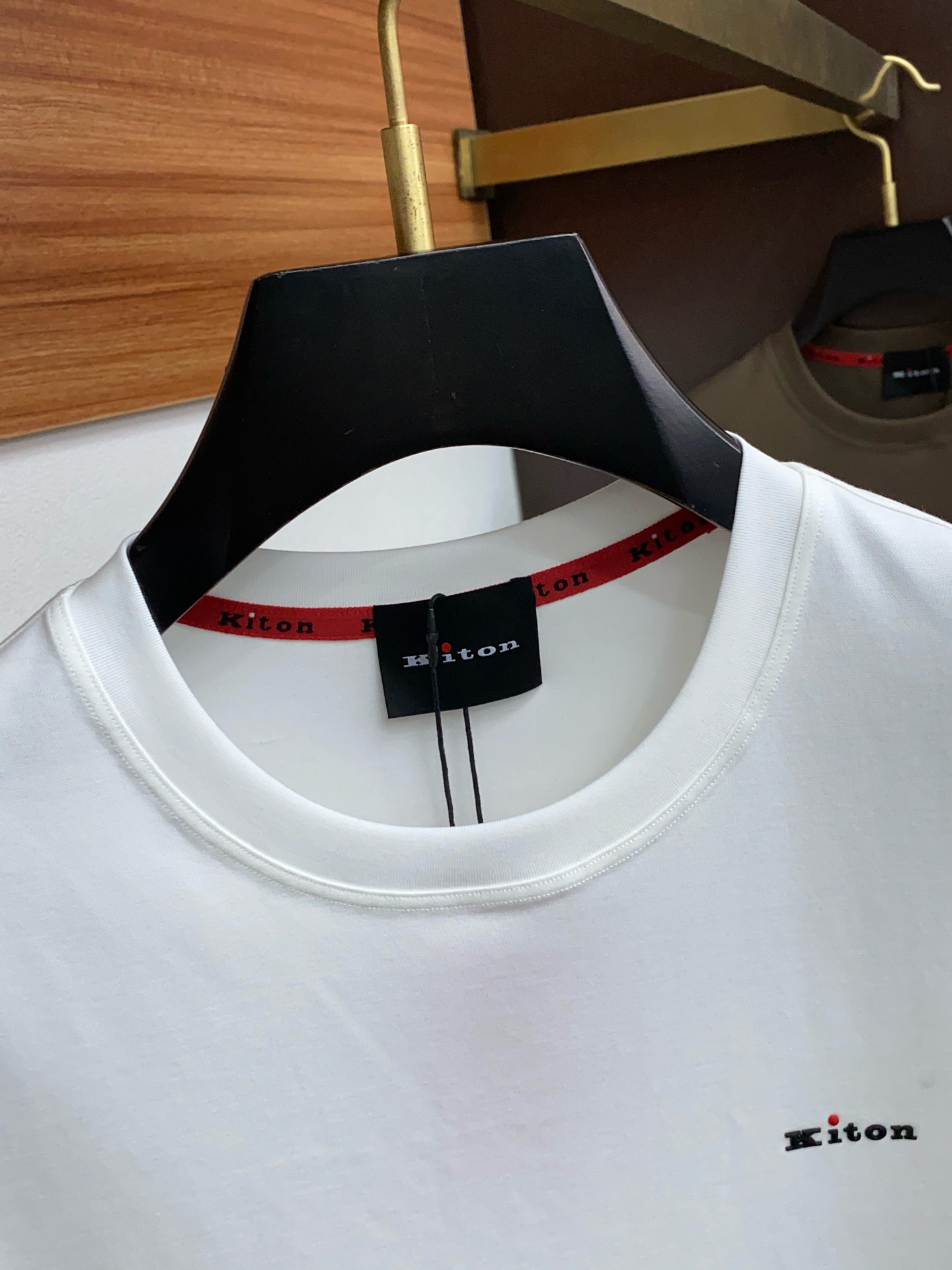  kiton 专柜官网同步发售！辅料全部原版定制出品，贸易公司真品订单。高级定制进口面料，以天然植物芘麻