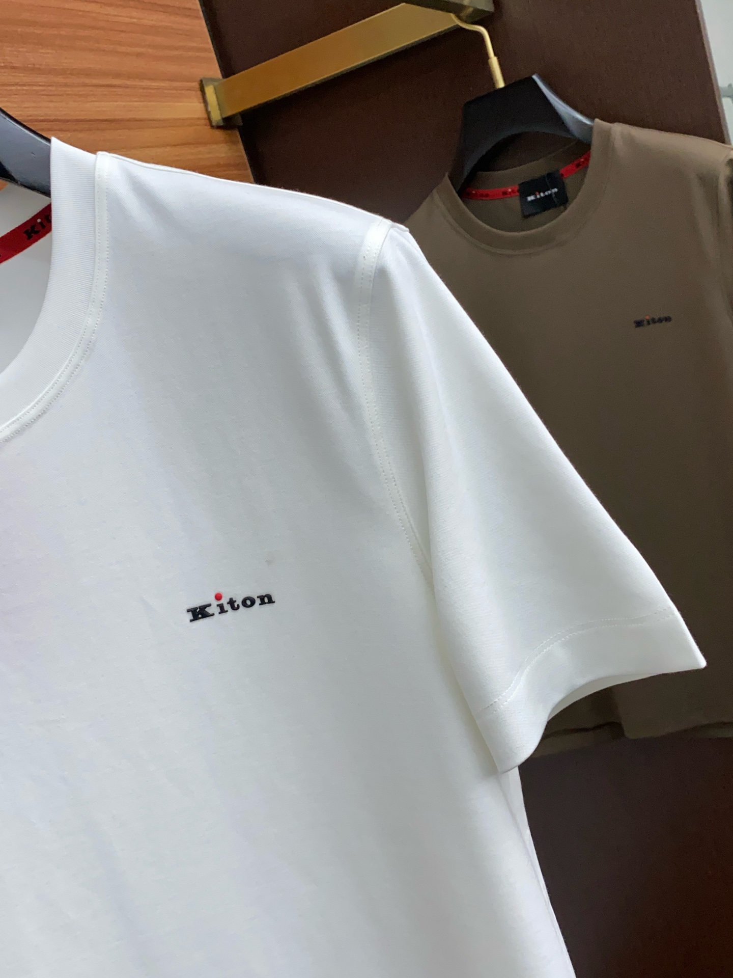  kiton 专柜官网同步发售！辅料全部原版定制出品，贸易公司真品订单。高级定制进口面料，以天然植物芘麻