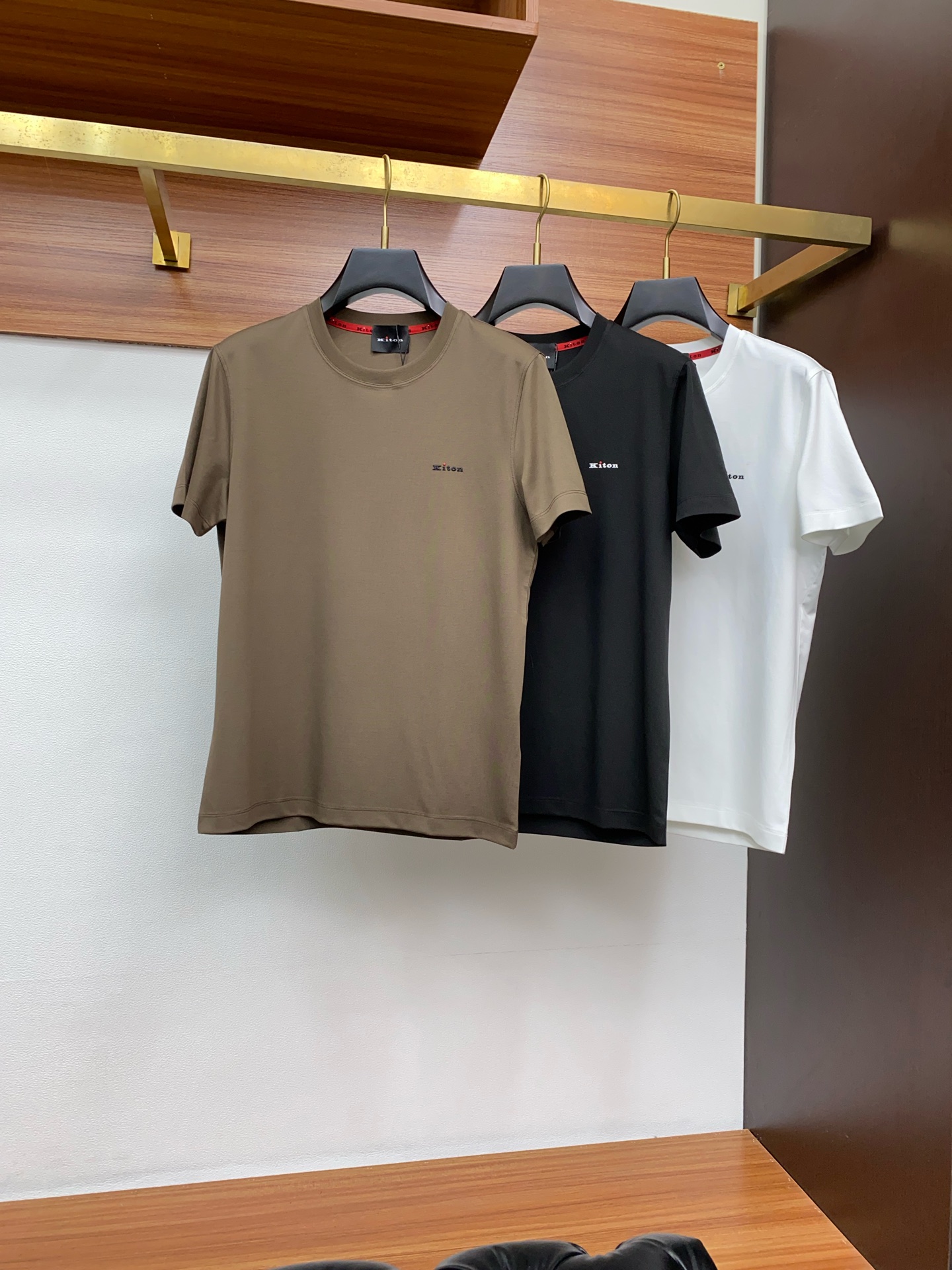 kiton 专柜官网同步发售！辅料全部原版定制出品，贸易公司真品订单。高级定制进口面料，以天然植物芘麻