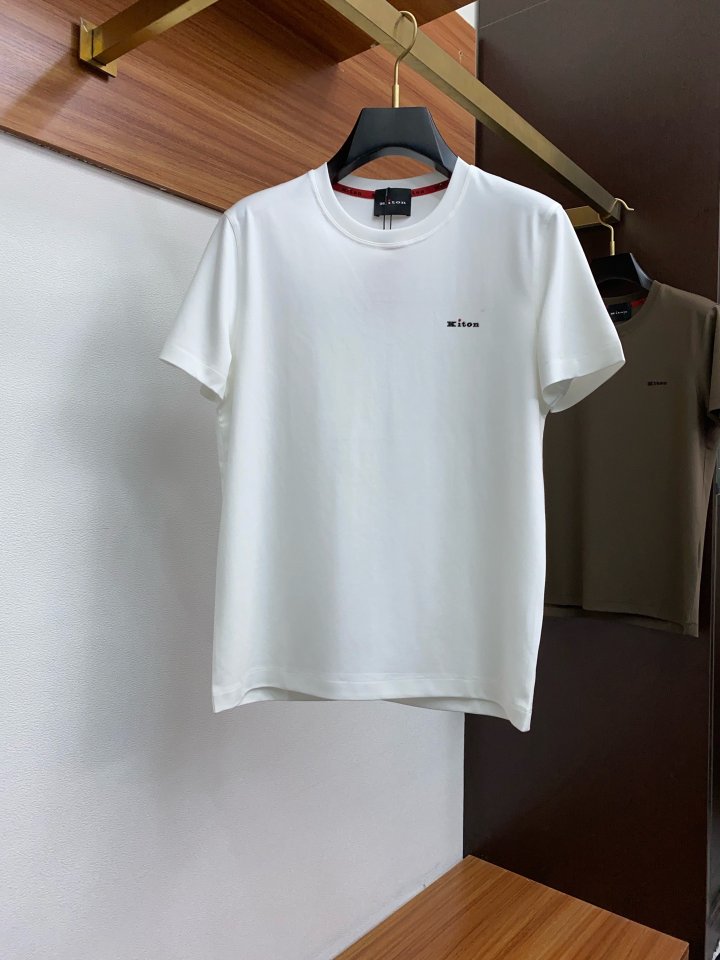  kiton 专柜官网同步发售！辅料全部原版定制出品，贸易公司真品订单。高级定制进口面料，以天然植物芘麻