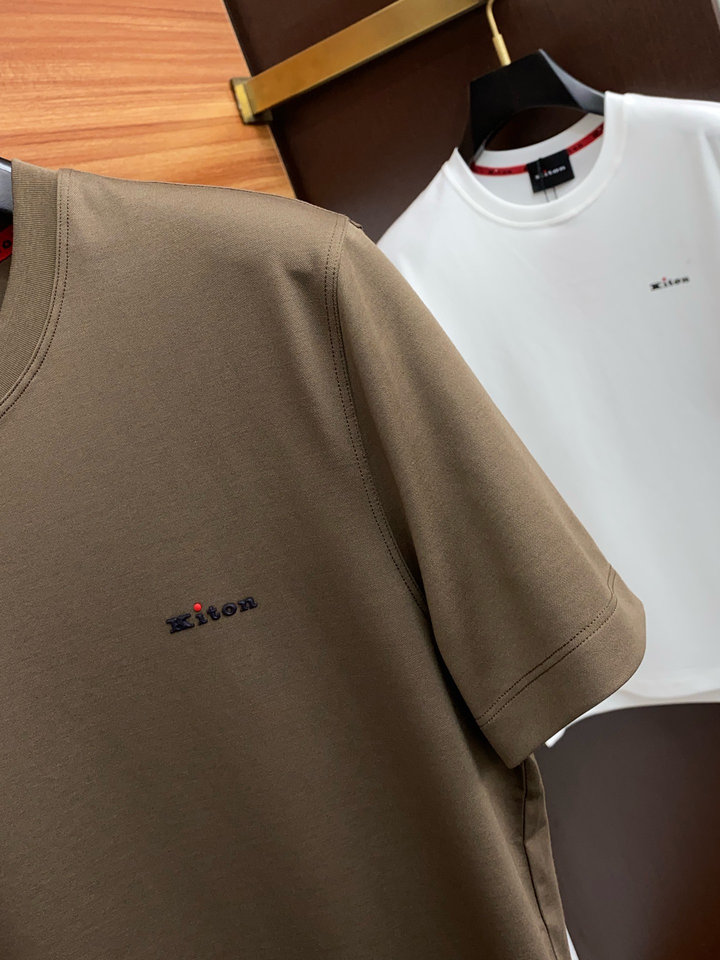  kiton 专柜官网同步发售！辅料全部原版定制出品，贸易公司真品订单。高级定制进口面料，以天然植物芘麻