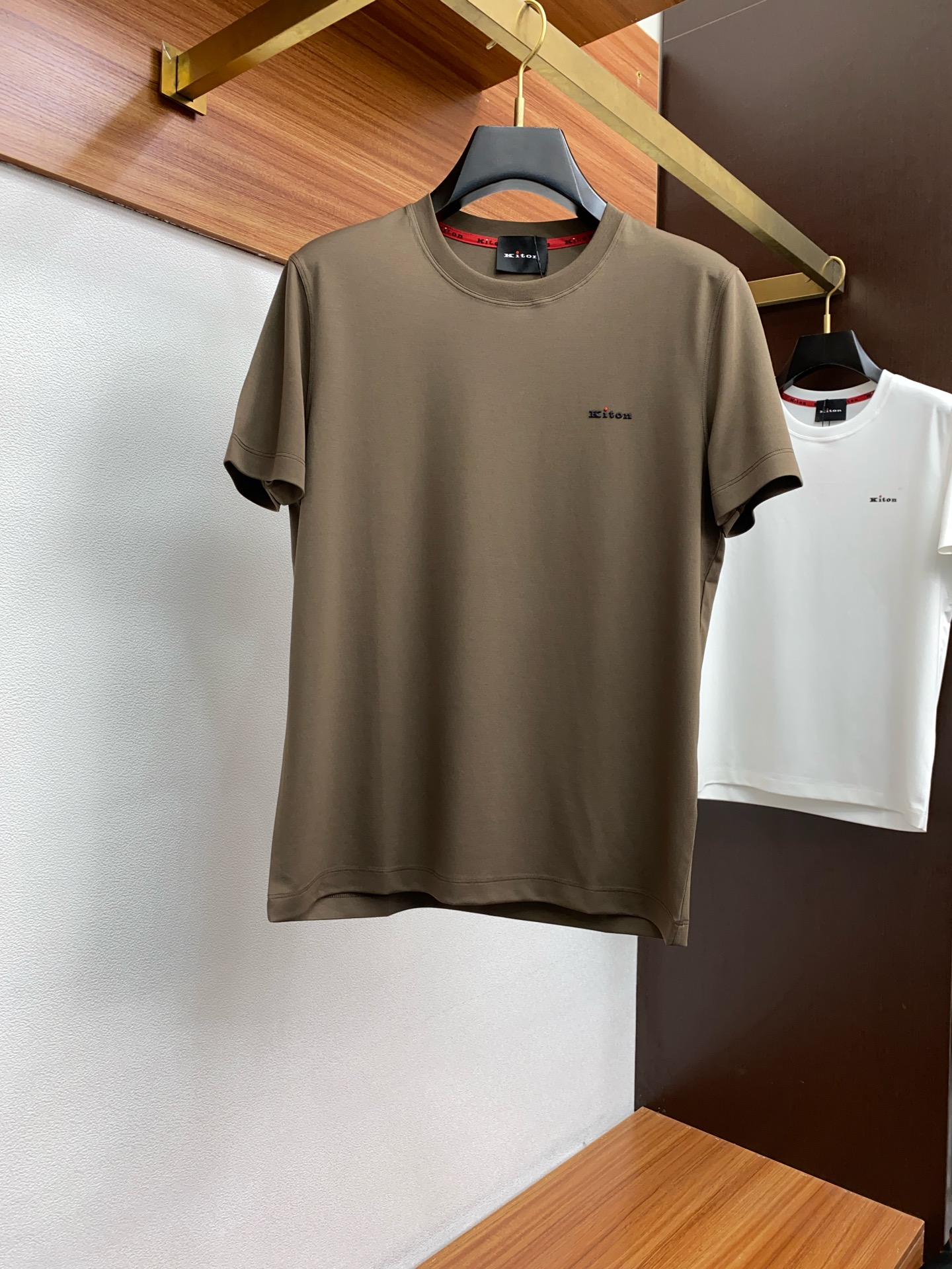  kiton 专柜官网同步发售！辅料全部原版定制出品，贸易公司真品订单。高级定制进口面料，以天然植物芘麻