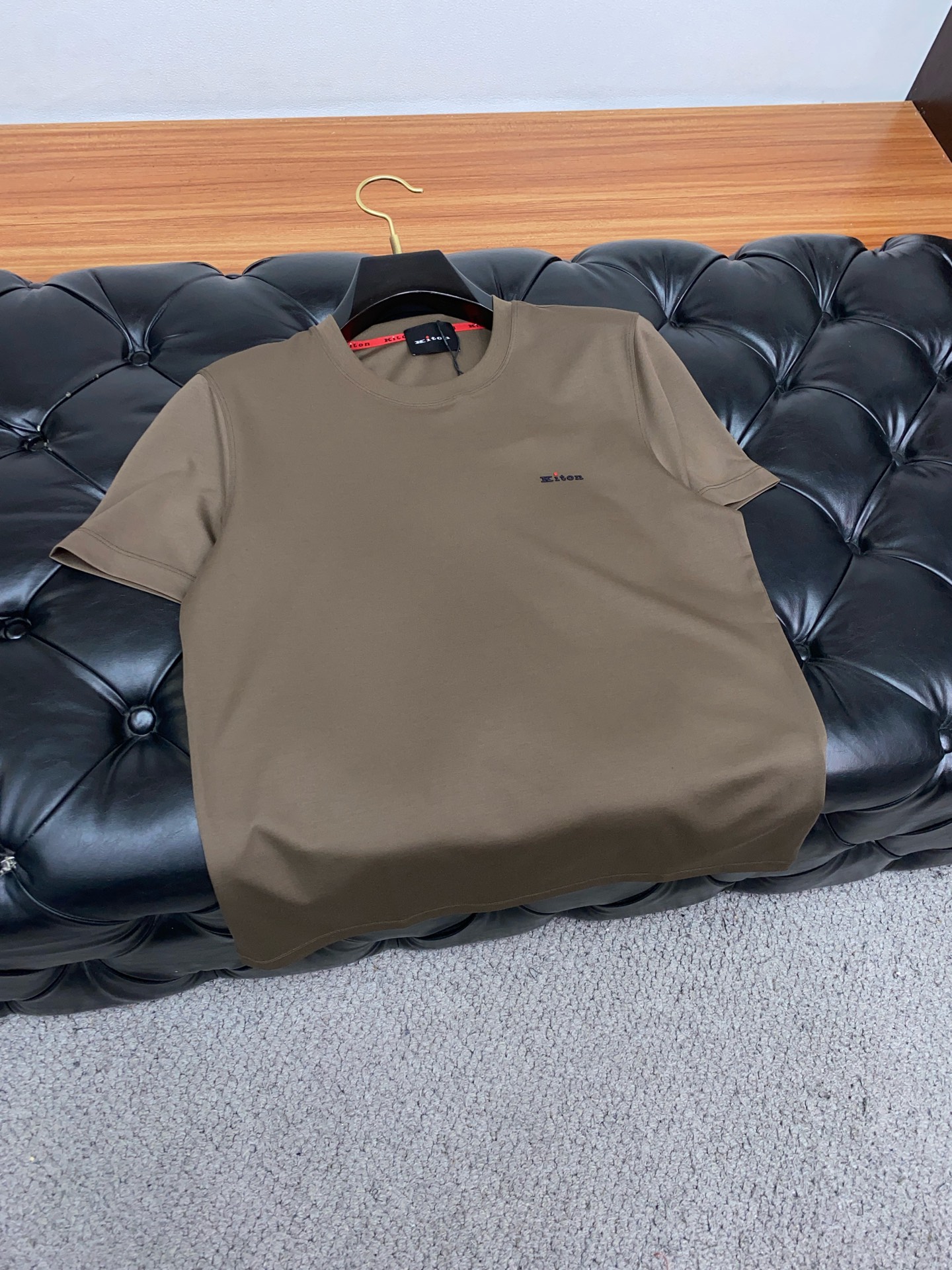  kiton 专柜官网同步发售！辅料全部原版定制出品，贸易公司真品订单。高级定制进口面料，以天然植物芘麻