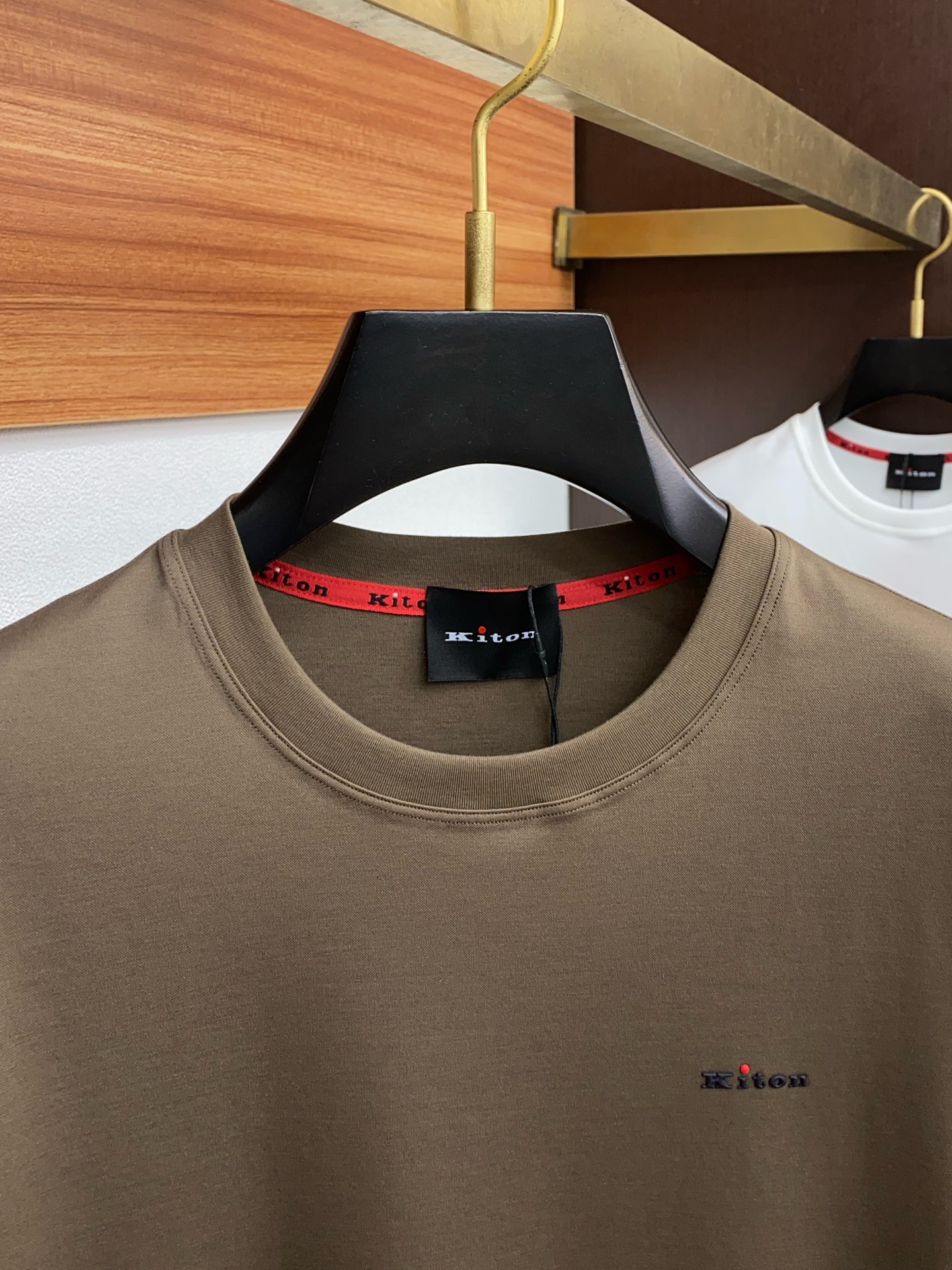  kiton 专柜官网同步发售！辅料全部原版定制出品，贸易公司真品订单。高级定制进口面料，以天然植物芘麻