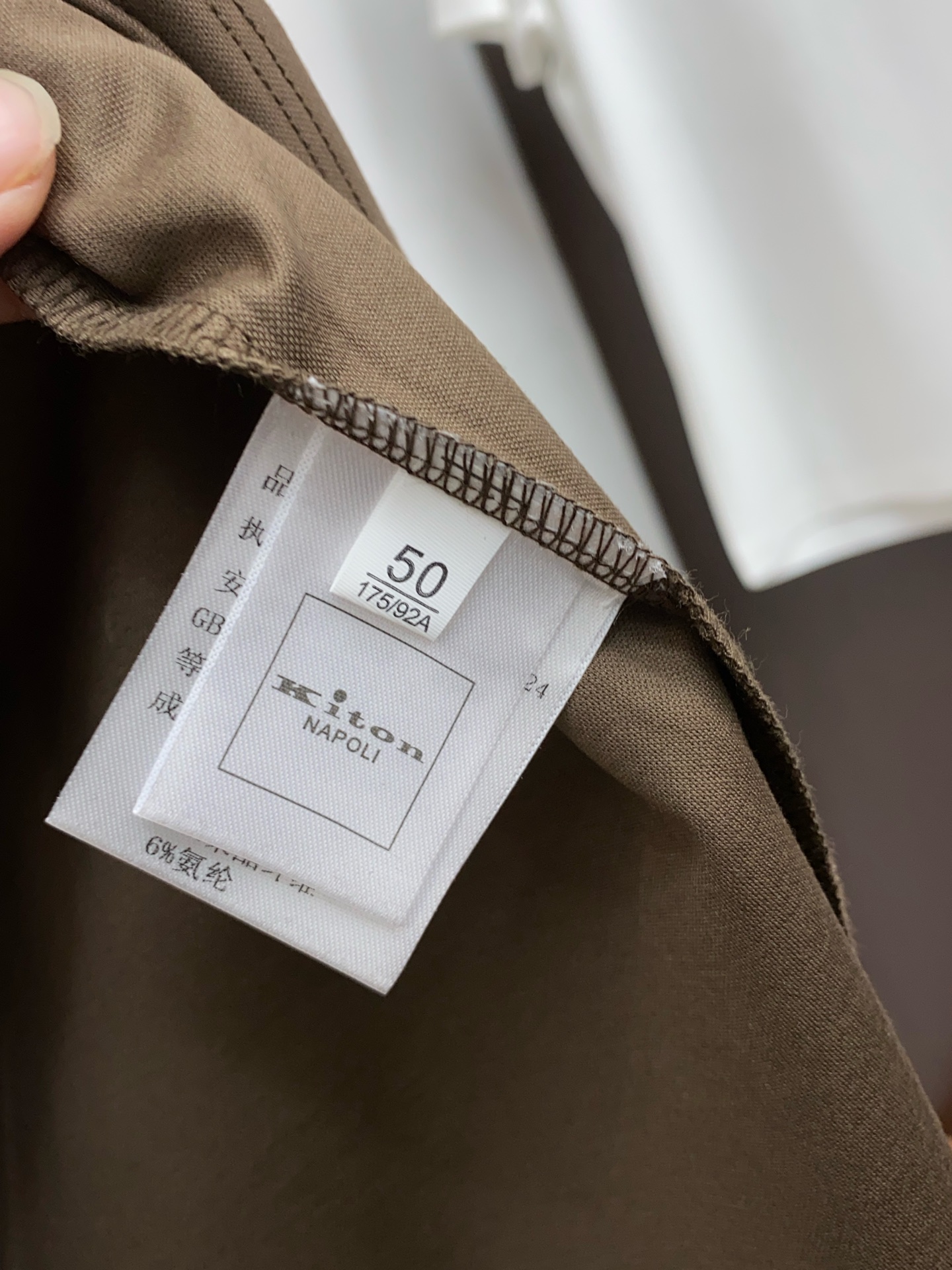  kiton 专柜官网同步发售！辅料全部原版定制出品，贸易公司真品订单。高级定制进口面料，以天然植物芘麻
