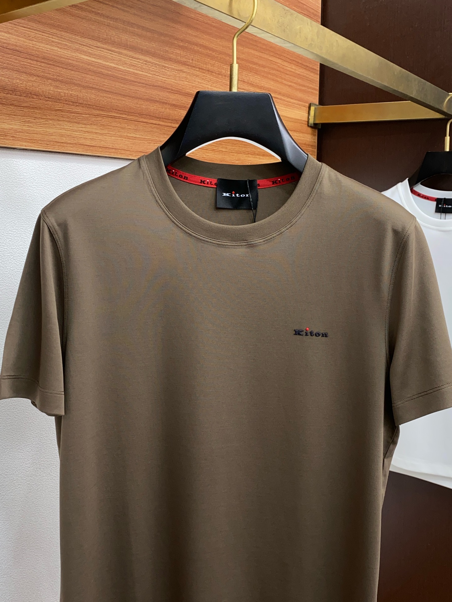  kiton 专柜官网同步发售！辅料全部原版定制出品，贸易公司真品订单。高级定制进口面料，以天然植物芘麻