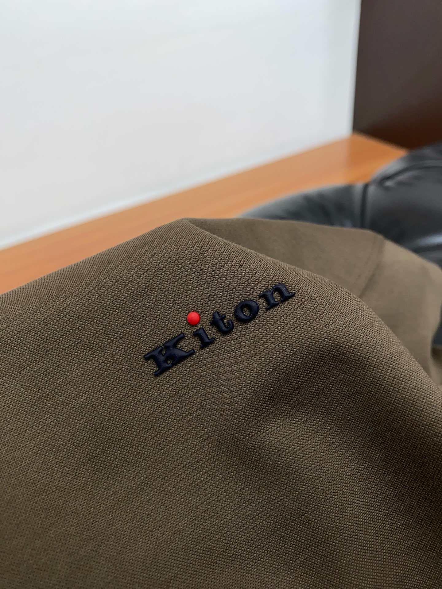  kiton 专柜官网同步发售！辅料全部原版定制出品，贸易公司真品订单。高级定制进口面料，以天然植物芘麻