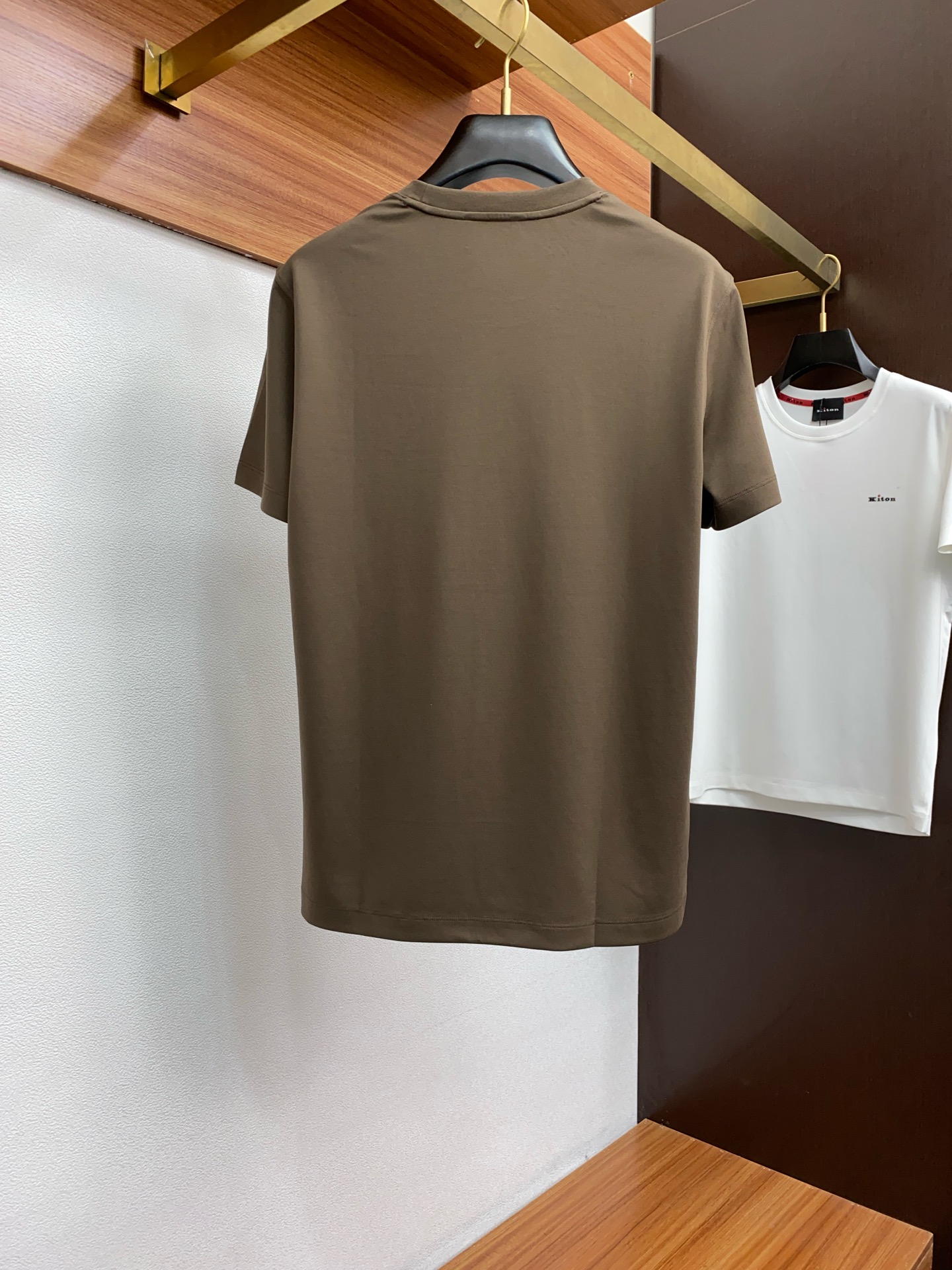  kiton 专柜官网同步发售！辅料全部原版定制出品，贸易公司真品订单。高级定制进口面料，以天然植物芘麻