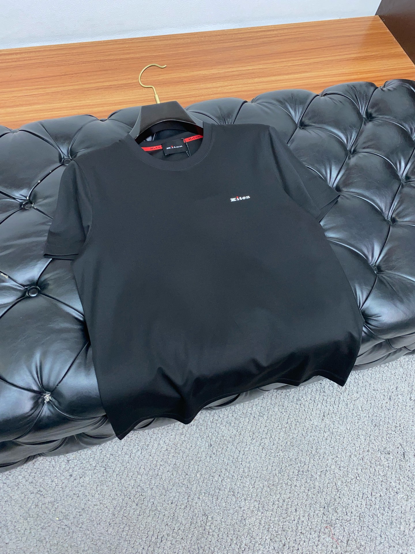  Kiton 专柜官网同步发售！辅料全部原版定制出品，贸易公司真品订单。高级定制进口面料，以天然植物芘麻