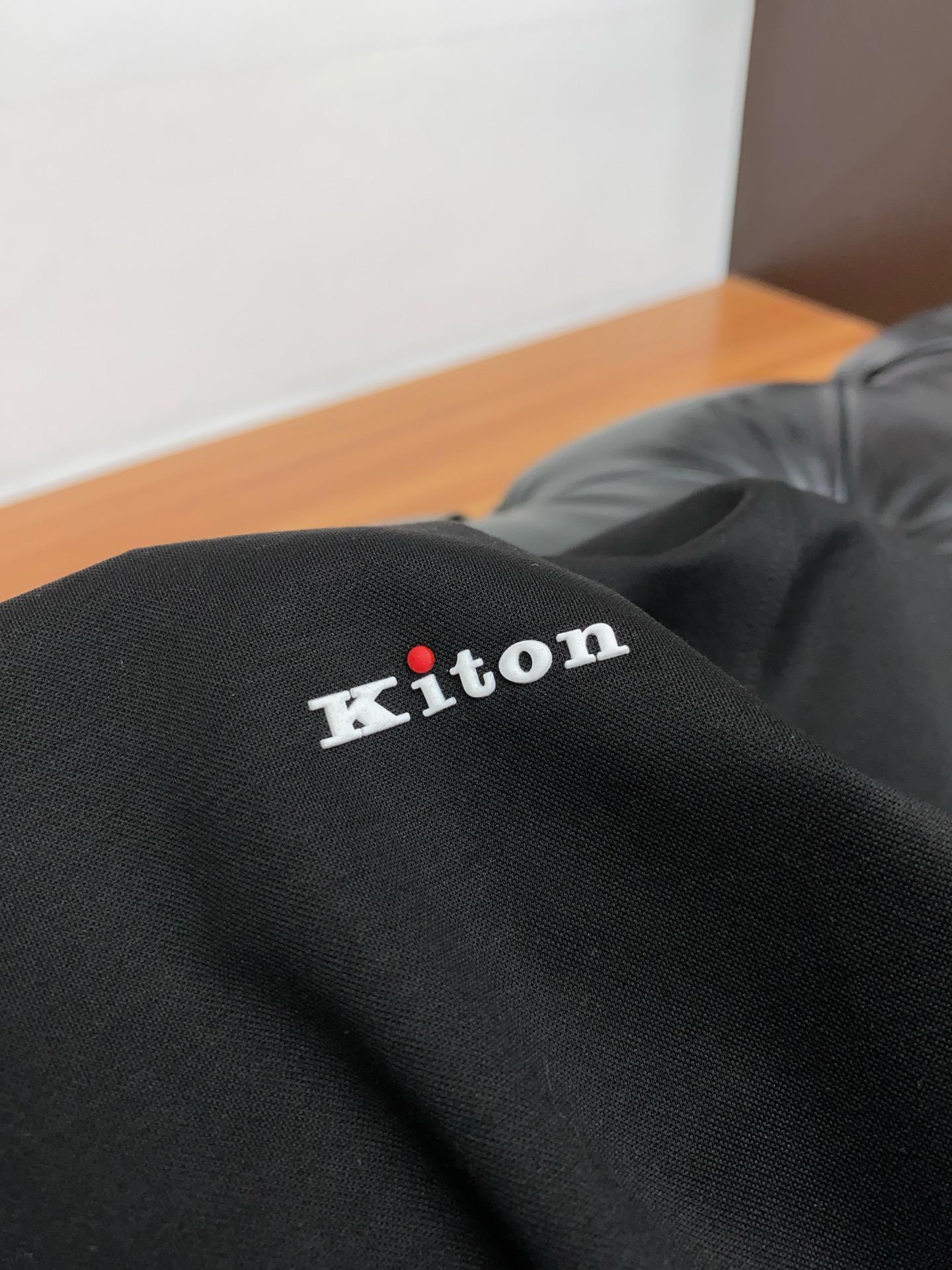  Kiton 专柜官网同步发售！辅料全部原版定制出品，贸易公司真品订单。高级定制进口面料，以天然植物芘麻