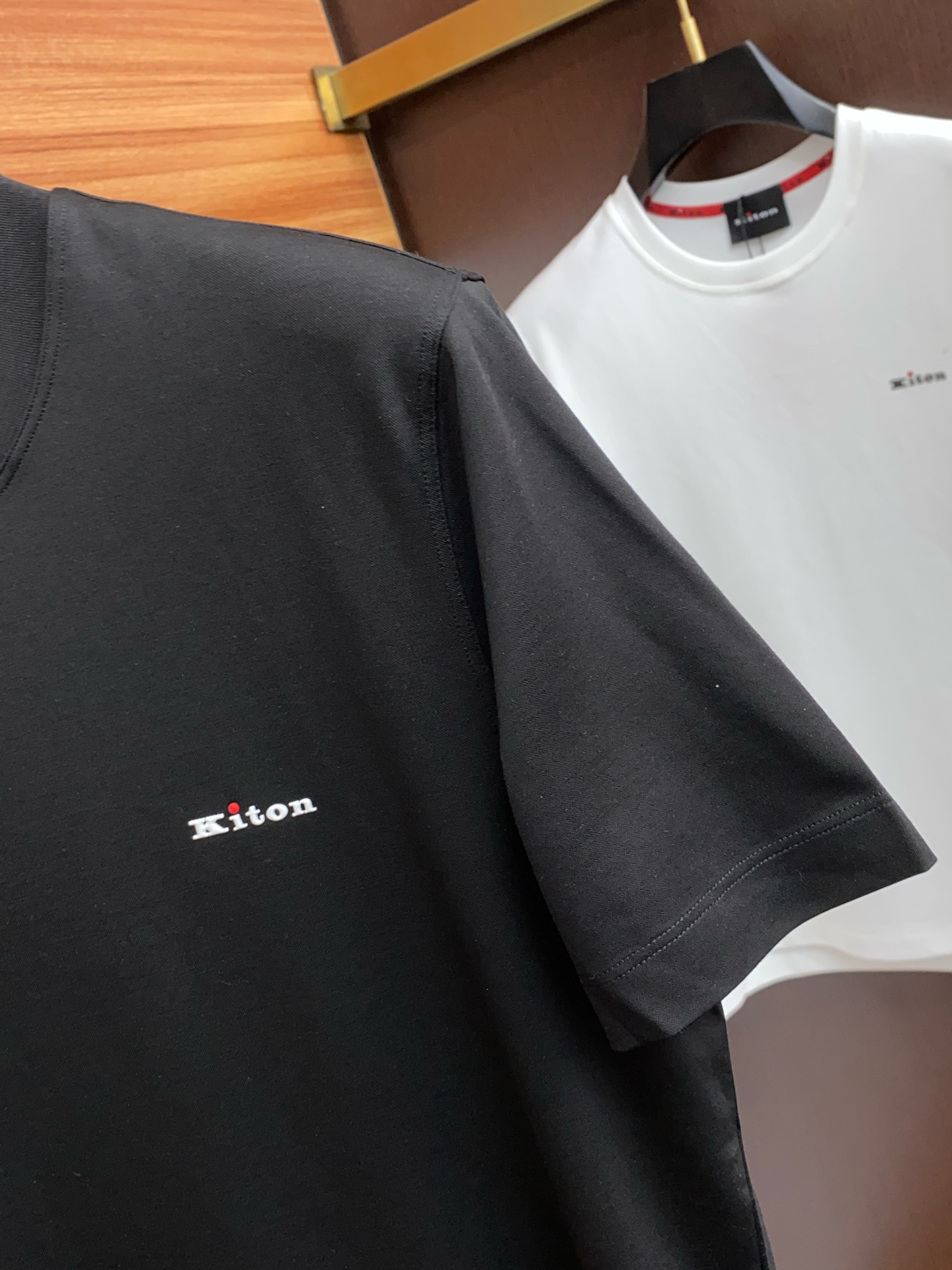  Kiton 专柜官网同步发售！辅料全部原版定制出品，贸易公司真品订单。高级定制进口面料，以天然植物芘麻