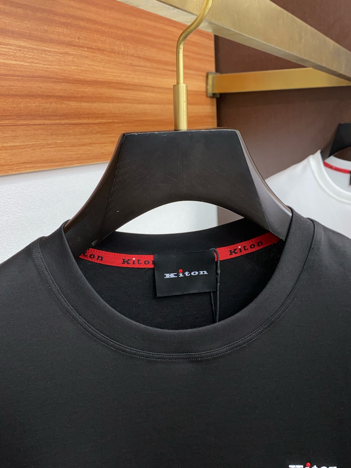  Kiton 专柜官网同步发售！辅料全部原版定制出品，贸易公司真品订单。高级定制进口面料，以天然植物芘麻
