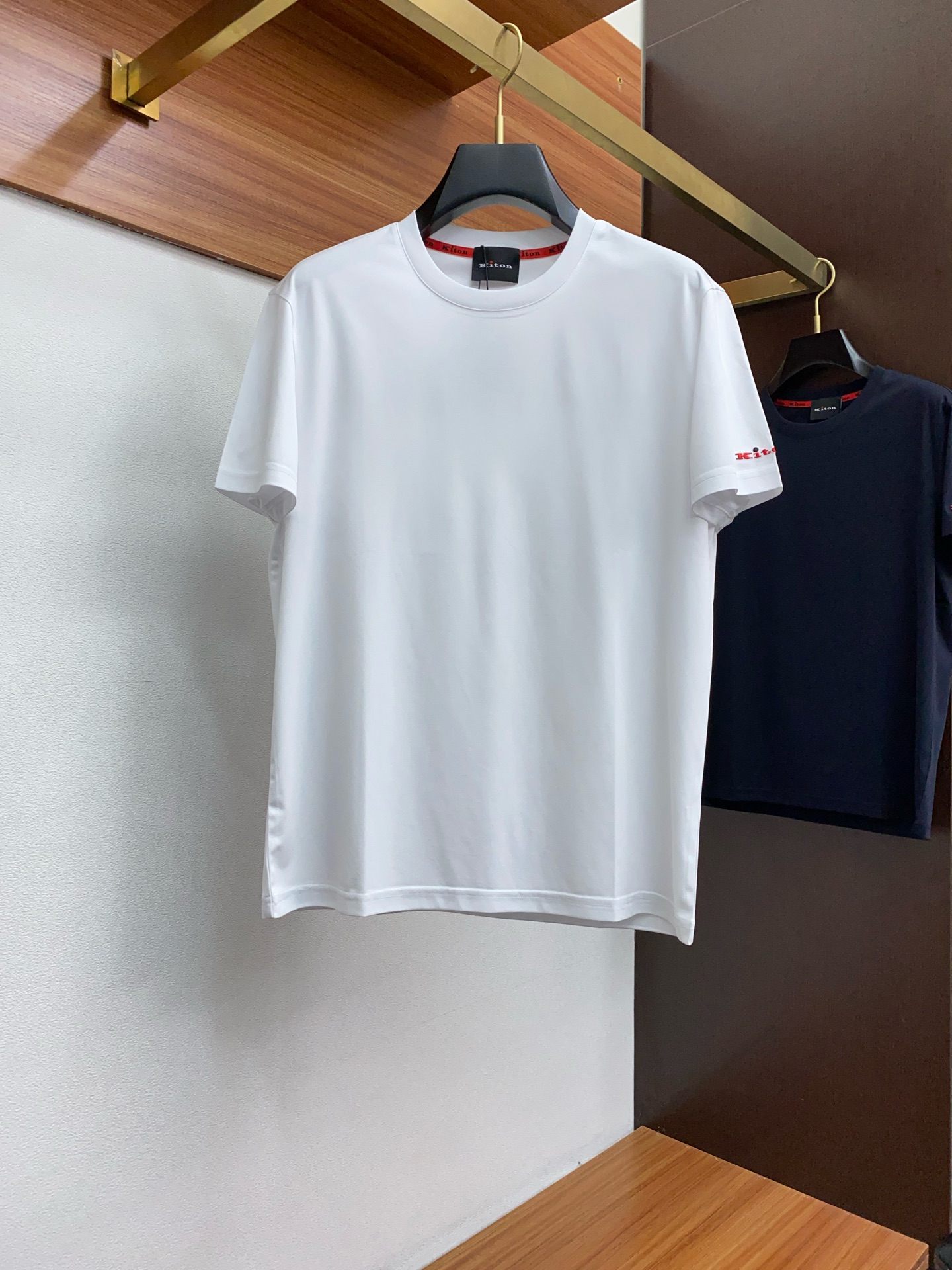 NO:122264,The new short-sleeved Kiton counters in spring and summer are released simultaneously!  All accessories are customized for original products, and the trading company's genuine product orders. High-end custom imported fabrics, made of natural plant pyrene hemp fabrics, which are thinner than ordinary cotton fabrics, softer in feel, comfortable to wear, and are completely not easy to irritate the skin. The fabric is hygroscopic and breathable. Size: 48-56,,T-shirt,alexander wang19860909春夏新款短袖 Kiton 专柜官网同步发售！辅料全部原版定制出品,贸易公司真品订单.高级定制进口面料,以天然植物芘麻面料 比一般棉织物轻薄 手感柔软,穿着舒适 完全不易有刺激皮肤 面料吸湿性、透气性良好 尺码: 48-56,,T-shirt,alexander wang,Men's clothing