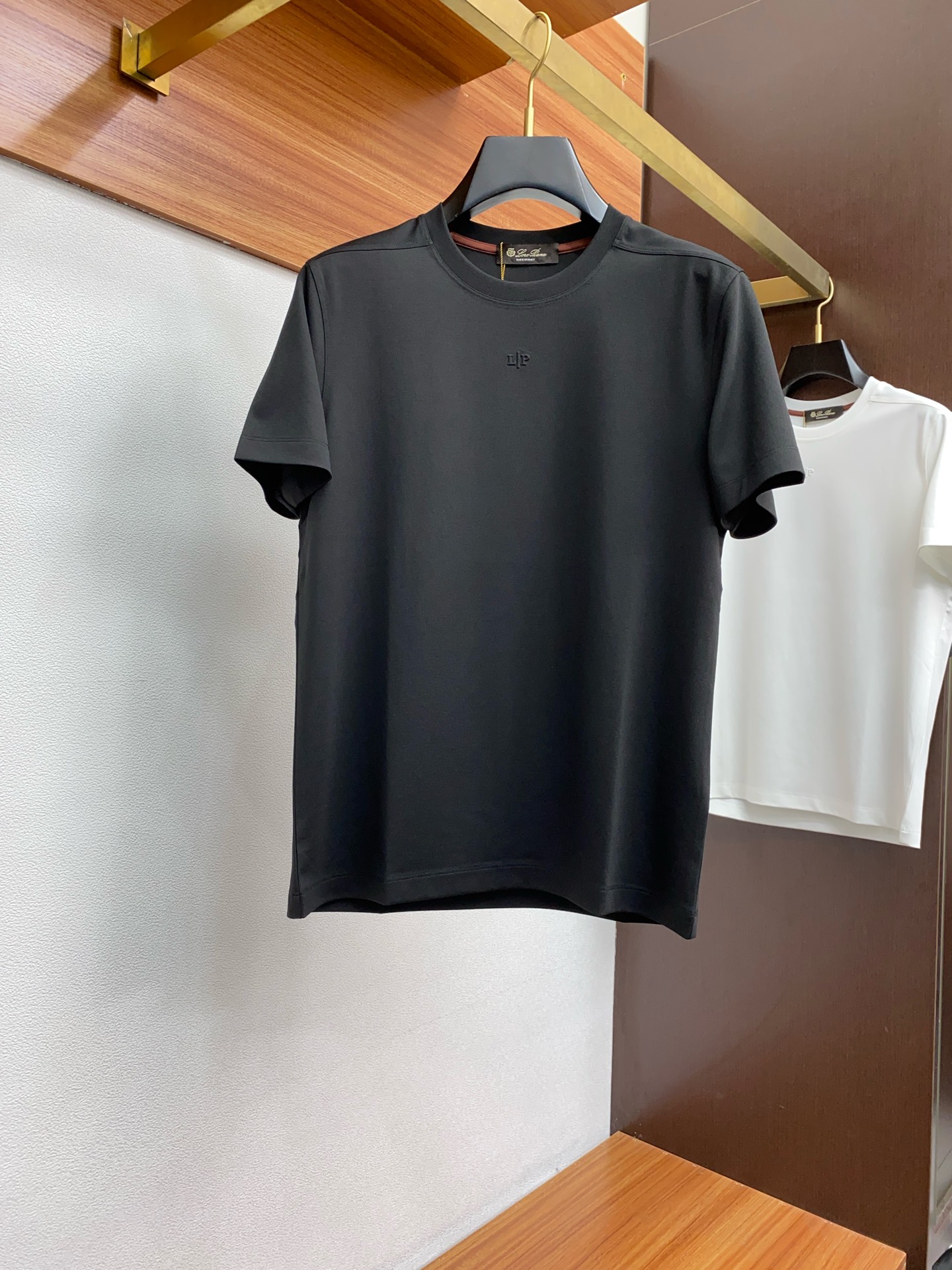 NO:122252,The new short-sleeved LP counter is available simultaneously on the official website of the spring and summer!  All accessories are customized for original products, and the trading company's genuine product orders. High-end custom imported fabrics, made of natural plant pyrene hemp fabrics, which are thinner than ordinary cotton fabrics, softer in feel, comfortable to wear, and are completely not easy to irritate the skin. The fabric absorbs moisture and breathable. Size: 48-56,,loro piana,T-shirt,alexander wang19860909春夏新款短袖 LP 专柜官网同步发售！辅料全部原版定制出品,贸易公司真品订单.高级定制进口面料,以天然植物芘麻面料 比一般棉织物轻薄 手感柔软,穿着舒适 完全不易有刺激皮肤 面料吸湿性、透气性良好 尺码: 48-56,,loro piana,T-shirt,alexander wang,Men's clothing