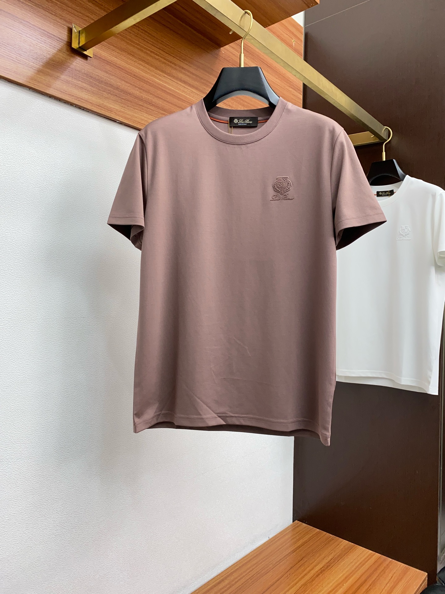 NO:122260,The new short-sleeved LP counter is available simultaneously on the official website of the spring and summer!  All accessories are customized for original products, and the trading company's genuine product orders. High-end custom imported fabrics, made of natural plant pyrene hemp fabrics, which are thinner than ordinary cotton fabrics, softer in feel, comfortable to wear, and are completely not easy to irritate the skin. The fabric absorbs moisture and breathable. Size: 48-56,,loro piana,T-shirt,alexander wang19860909春夏新款短袖 LP 专柜官网同步发售！辅料全部原版定制出品,贸易公司真品订单.高级定制进口面料,以天然植物芘麻面料 比一般棉织物轻薄 手感柔软,穿着舒适 完全不易有刺激皮肤 面料吸湿性、透气性良好 尺码: 48-56,,loro piana,T-shirt,alexander wang,Men's clothing