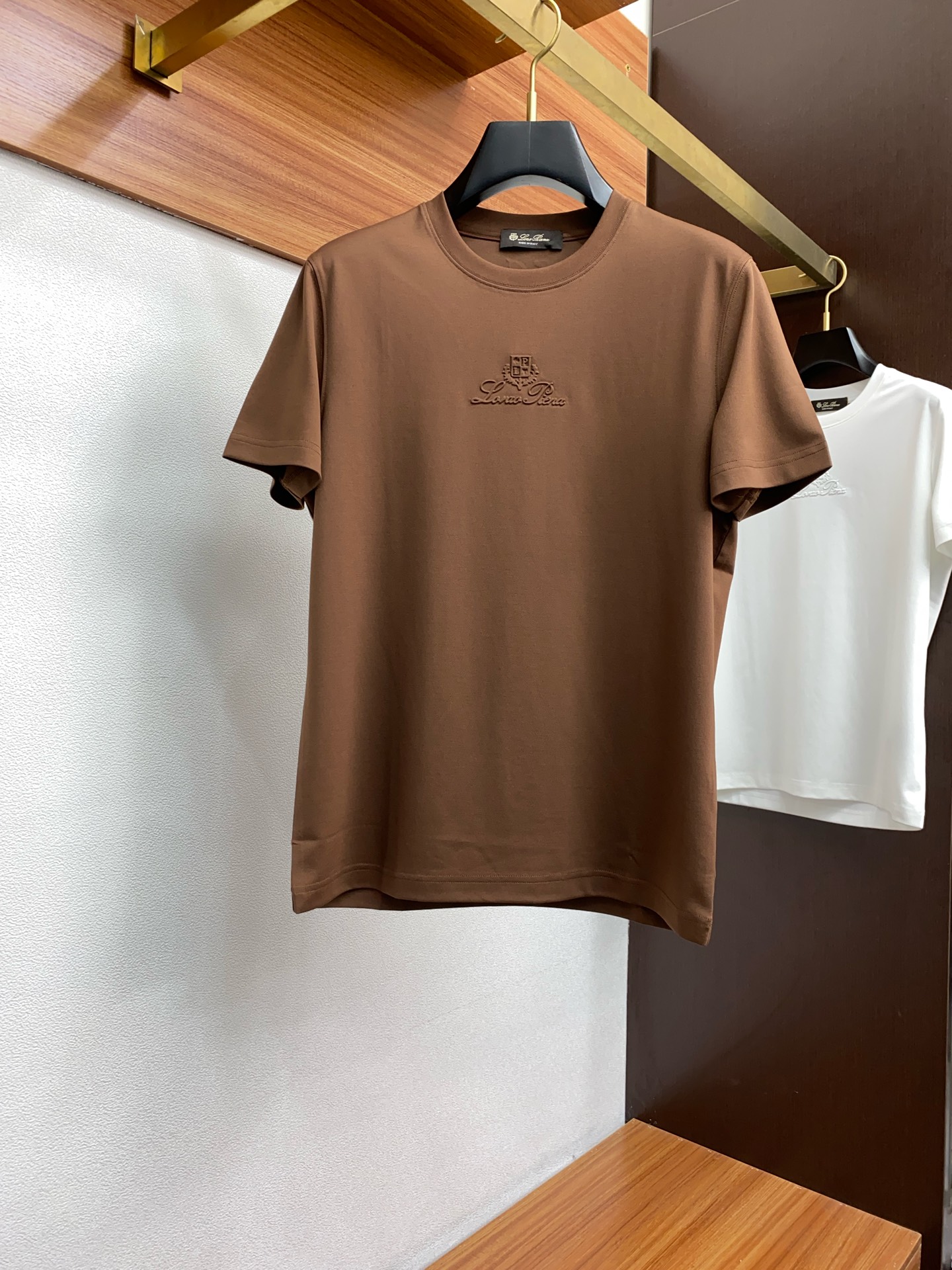 NO:460515,Lp Spring and Summer New Short Sleeves, the official counter is released simultaneously!  All accessories are customized for original products, and the trading company's genuine product orders. High-end custom imported fabrics, made of natural plant pyrene hemp fabrics, which are thinner than ordinary cotton fabrics, softer in feel, comfortable to wear, and are not easy to irritate the skin. The fabric absorbs moisture and breathable. Size: 48-56,,loro piana,T-shirt,alexander wang19860909Lp 春夏新款短袖 专柜官网同步发售！辅料全部原版定制出品,贸易公司真品订单.高级定制进口面料,以天然植物芘麻面料 比一般棉织物轻薄 手感柔软,穿着舒适 完全不易有刺激皮肤 面料吸湿性、透气性良好 尺码: 48-56,,loro piana,T-shirt,alexander wang,Men's clothing