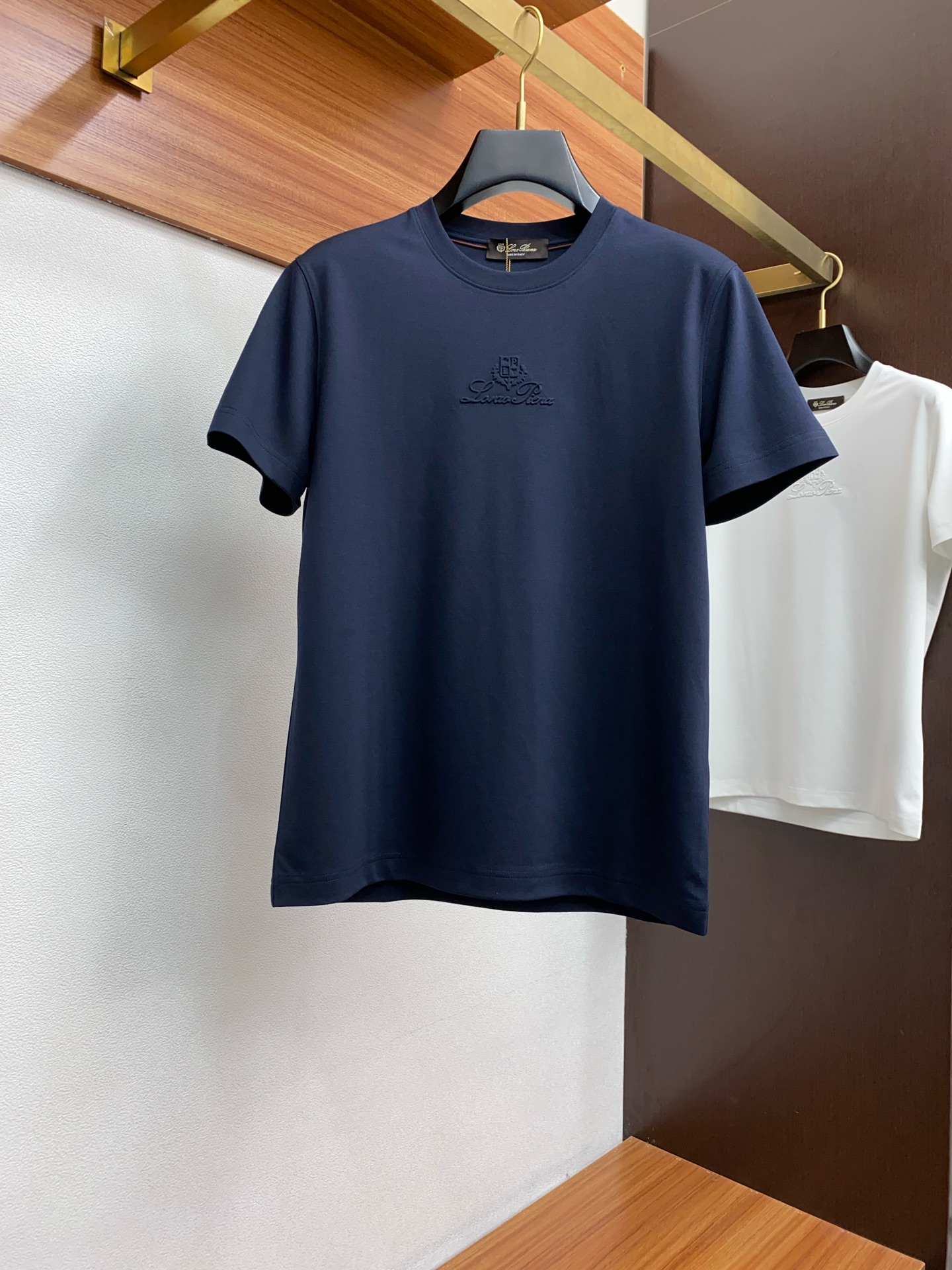 NO:460520,LP spring and summer new short-sleeved counter official website is released simultaneously!  All accessories are customized for original products, and the trading company's genuine product orders. High-end custom imported fabrics, made of natural plant pyrene hemp fabrics, which are thinner than ordinary cotton fabrics, softer in feel, comfortable to wear, and are not easy to irritate the skin. The fabric absorbs moisture and breathable. Size: 48-56,,loro piana,T-shirt,alexander wang19860909LP 春夏新款短袖 专柜官网同步发售！辅料全部原版定制出品,贸易公司真品订单.高级定制进口面料,以天然植物芘麻面料 比一般棉织物轻薄 手感柔软,穿着舒适 完全不易有刺激皮肤 面料吸湿性、透气性良好 尺码: 48-56,,loro piana,T-shirt,alexander wang,Men's clothing