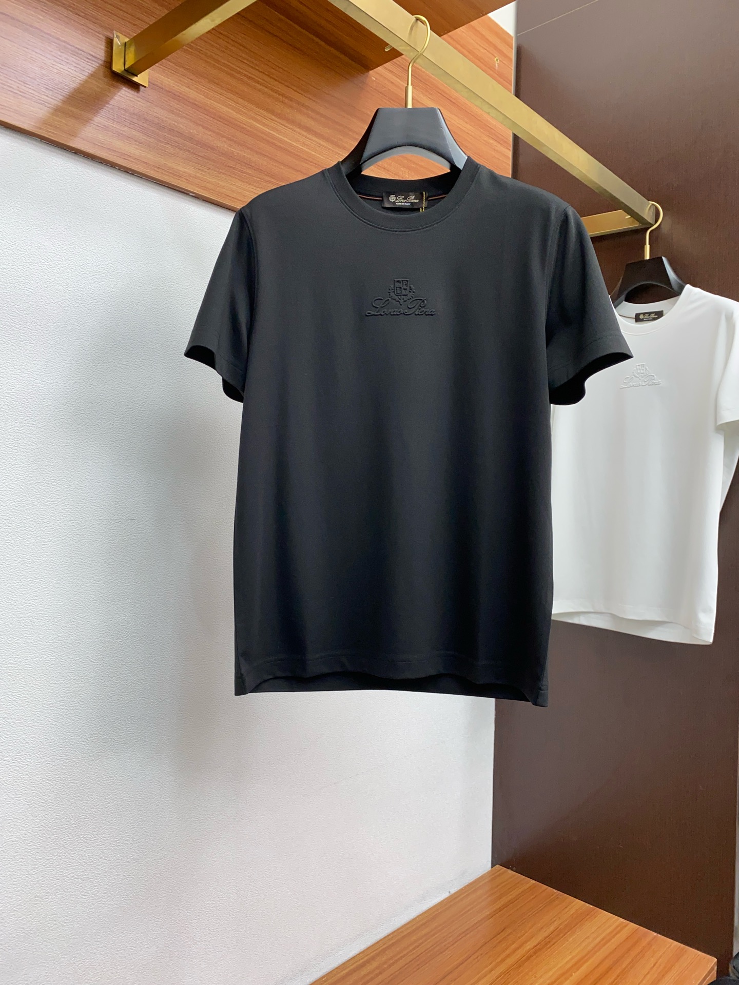 NO:460527,The new short-sleeved LP counter is available simultaneously on the official website of the spring and summer!  All accessories are customized for original products, and the trading company's genuine product orders. High-end custom imported fabrics, made of natural plant pyrene hemp fabrics, which are thinner than ordinary cotton fabrics, softer in feel, comfortable to wear, and are completely not easy to irritate the skin. The fabric absorbs moisture and breathable. Size: 48-56,,loro piana,T-shirt,alexander wang19860909春夏新款短袖 LP 专柜官网同步发售！辅料全部原版定制出品,贸易公司真品订单.高级定制进口面料,以天然植物芘麻面料 比一般棉织物轻薄 手感柔软,穿着舒适 完全不易有刺激皮肤 面料吸湿性、透气性良好 尺码: 48-56,,loro piana,T-shirt,alexander wang,Men's clothing